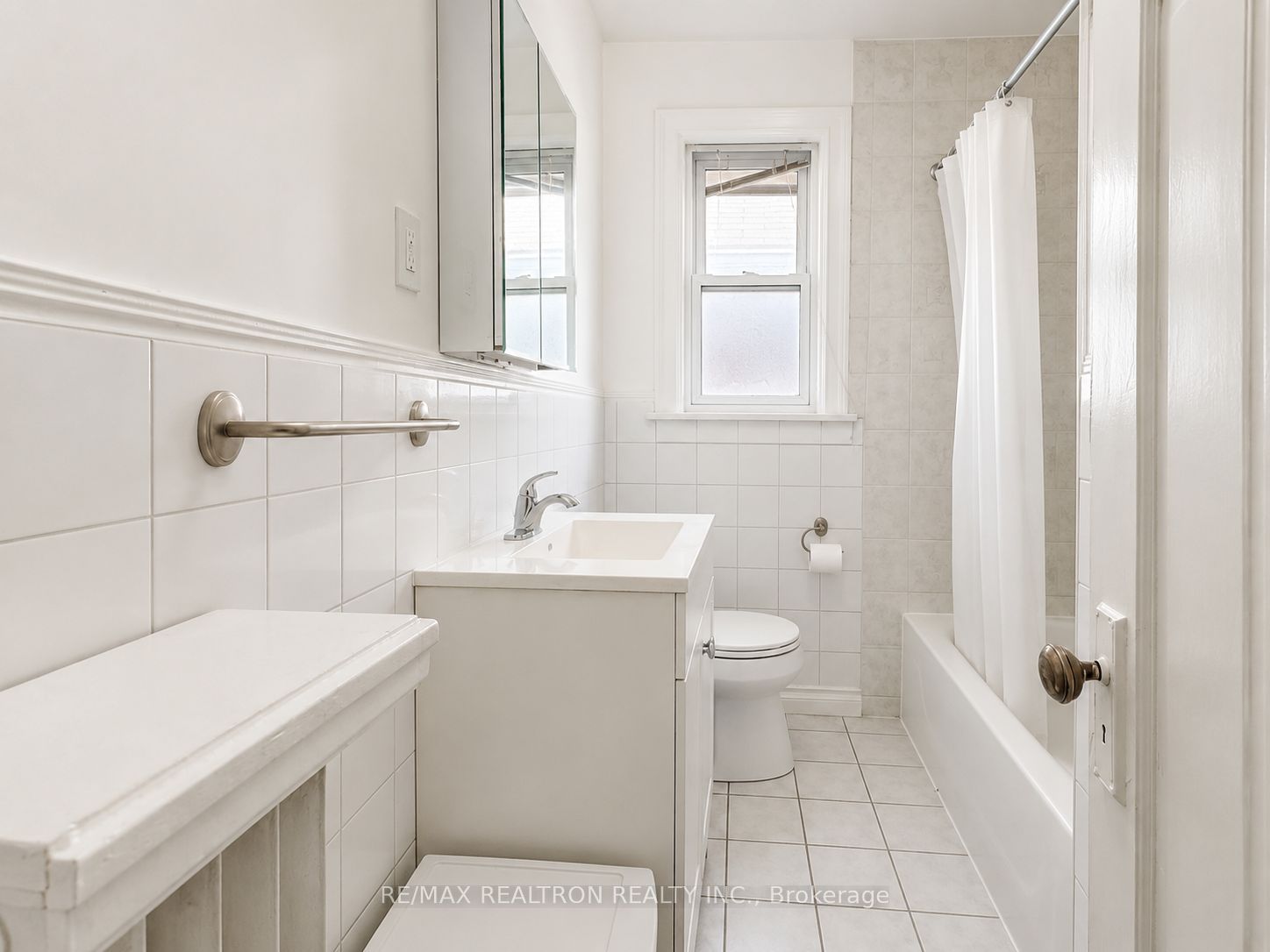25 Ranleigh Avenue 2nd Floor Unit Property Photo 9