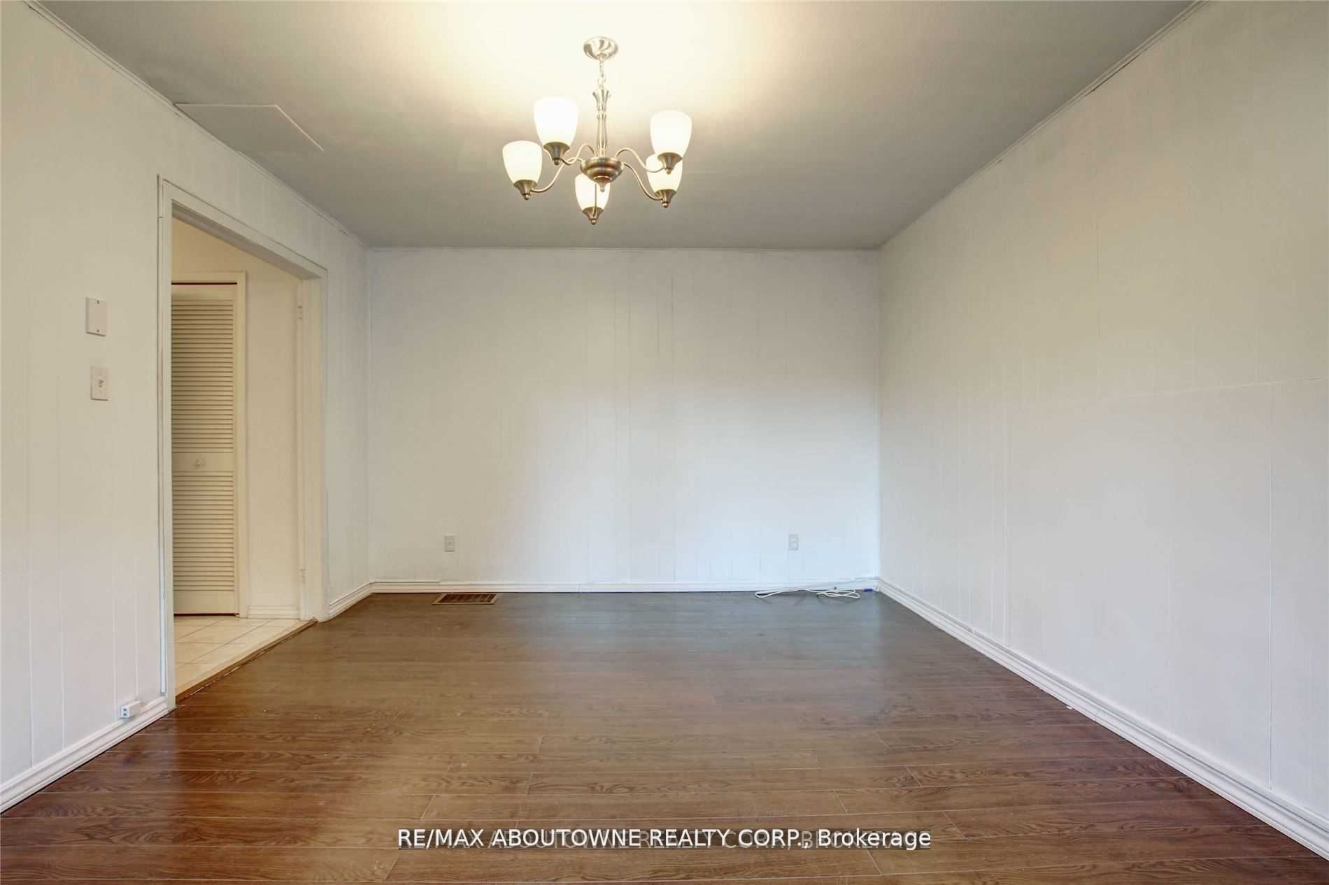 14 Angus Drive Lower Property Photo 6