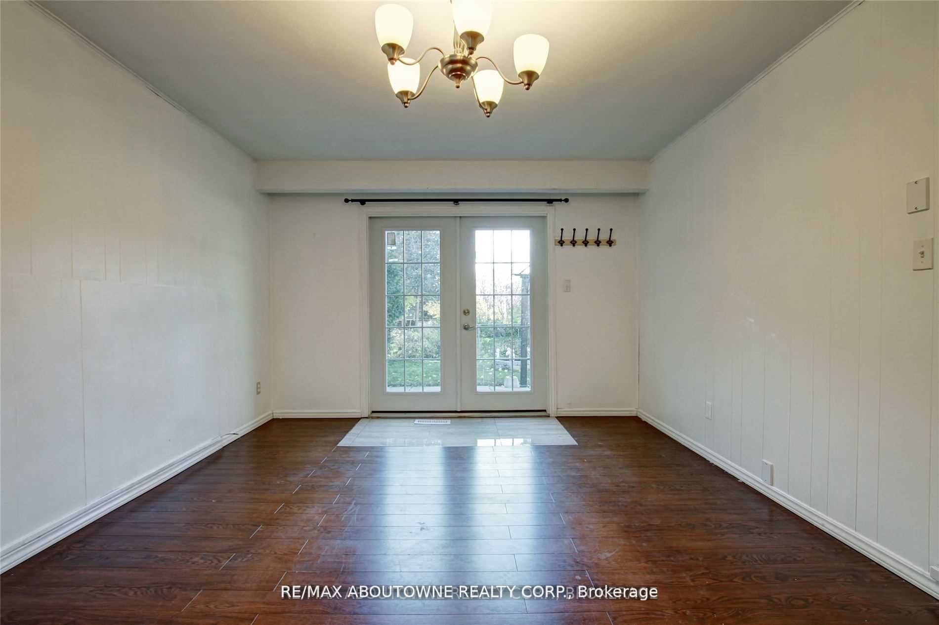 14 Angus Drive Lower Property Photo 7