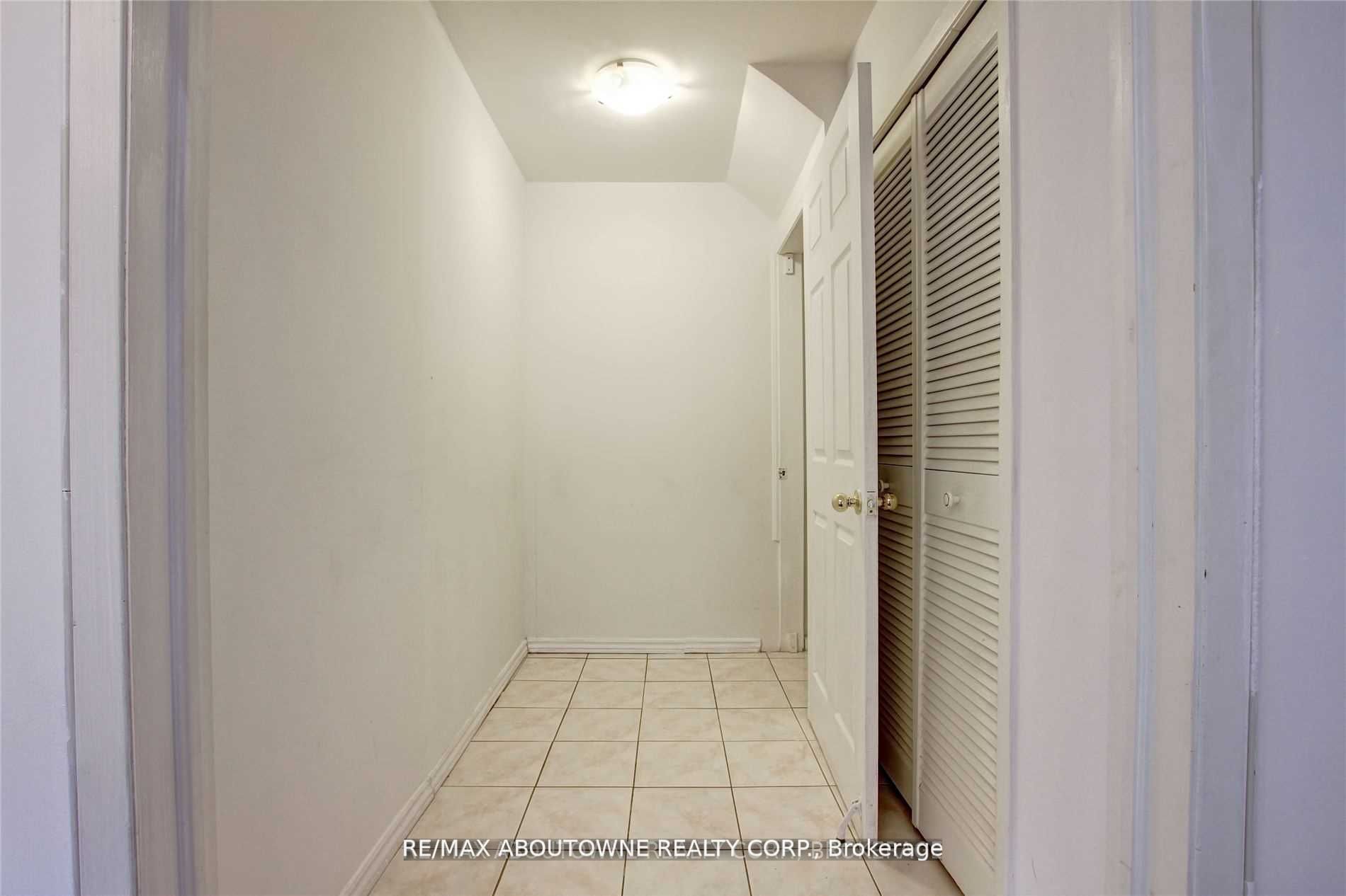 14 Angus Drive Lower Property Photo 9
