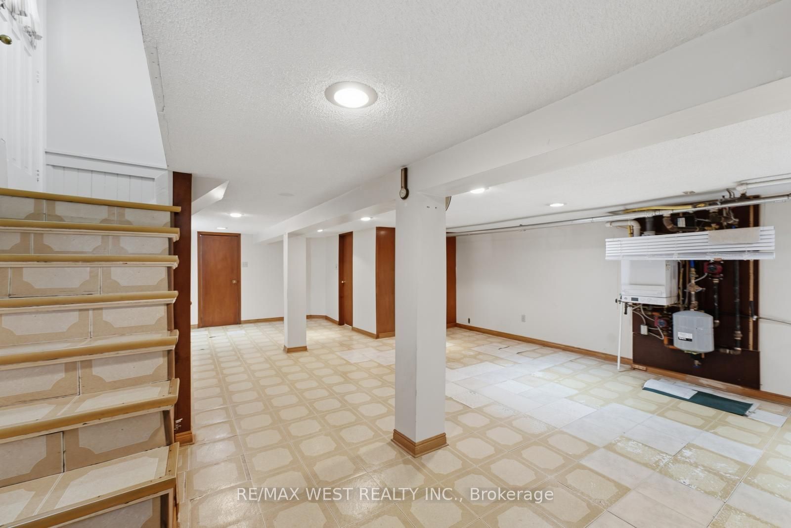 280 Westmount Avenue Property Photo 38