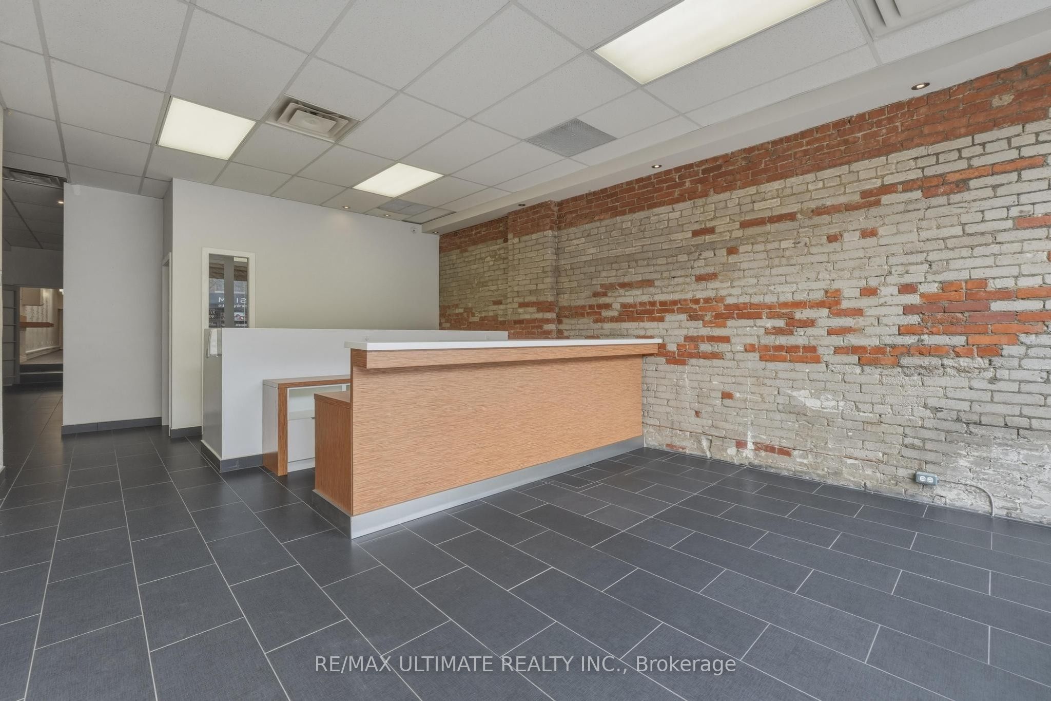 968 College Street Property Photo 4