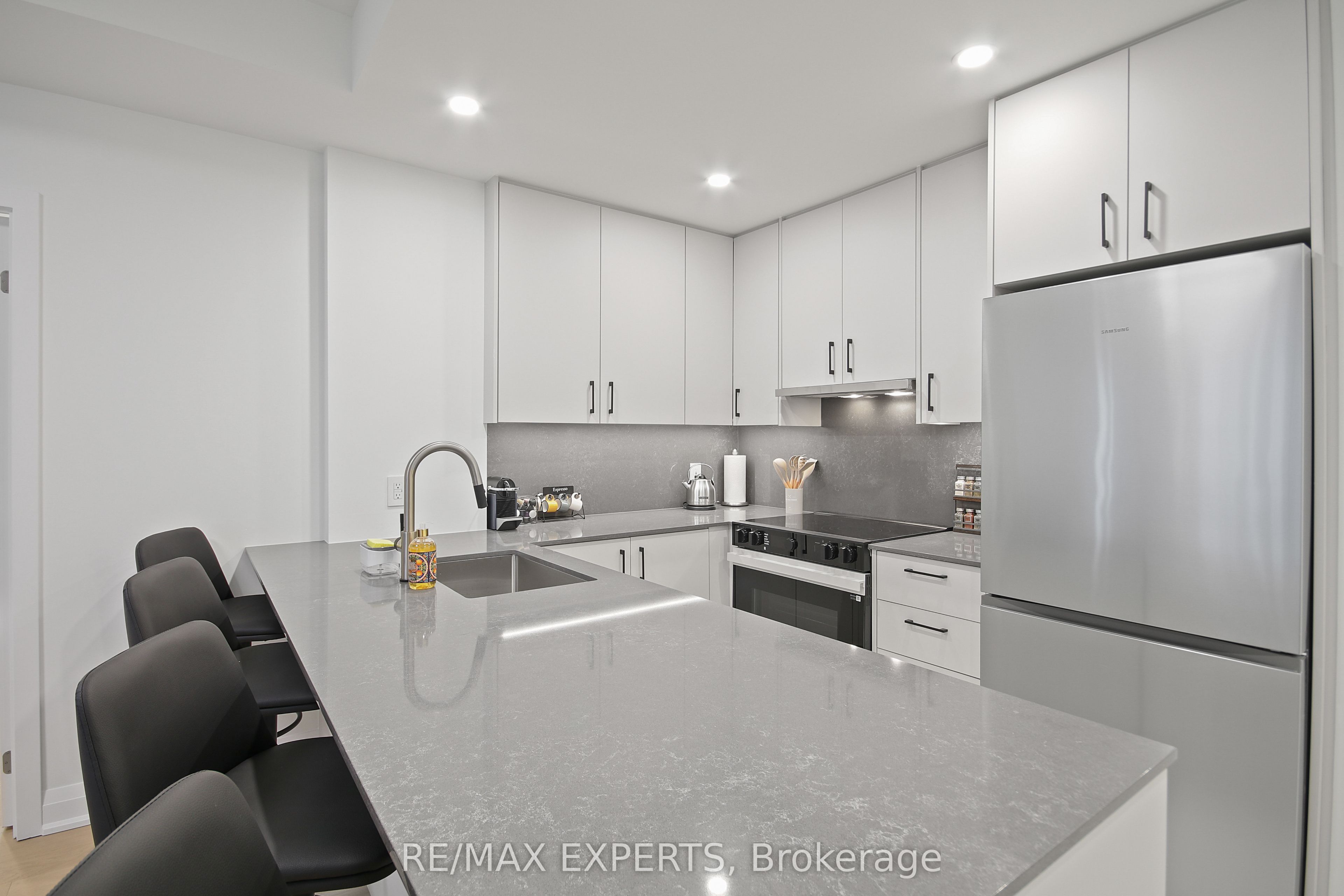 208 Queens Quay W 2011 Property Photo 6