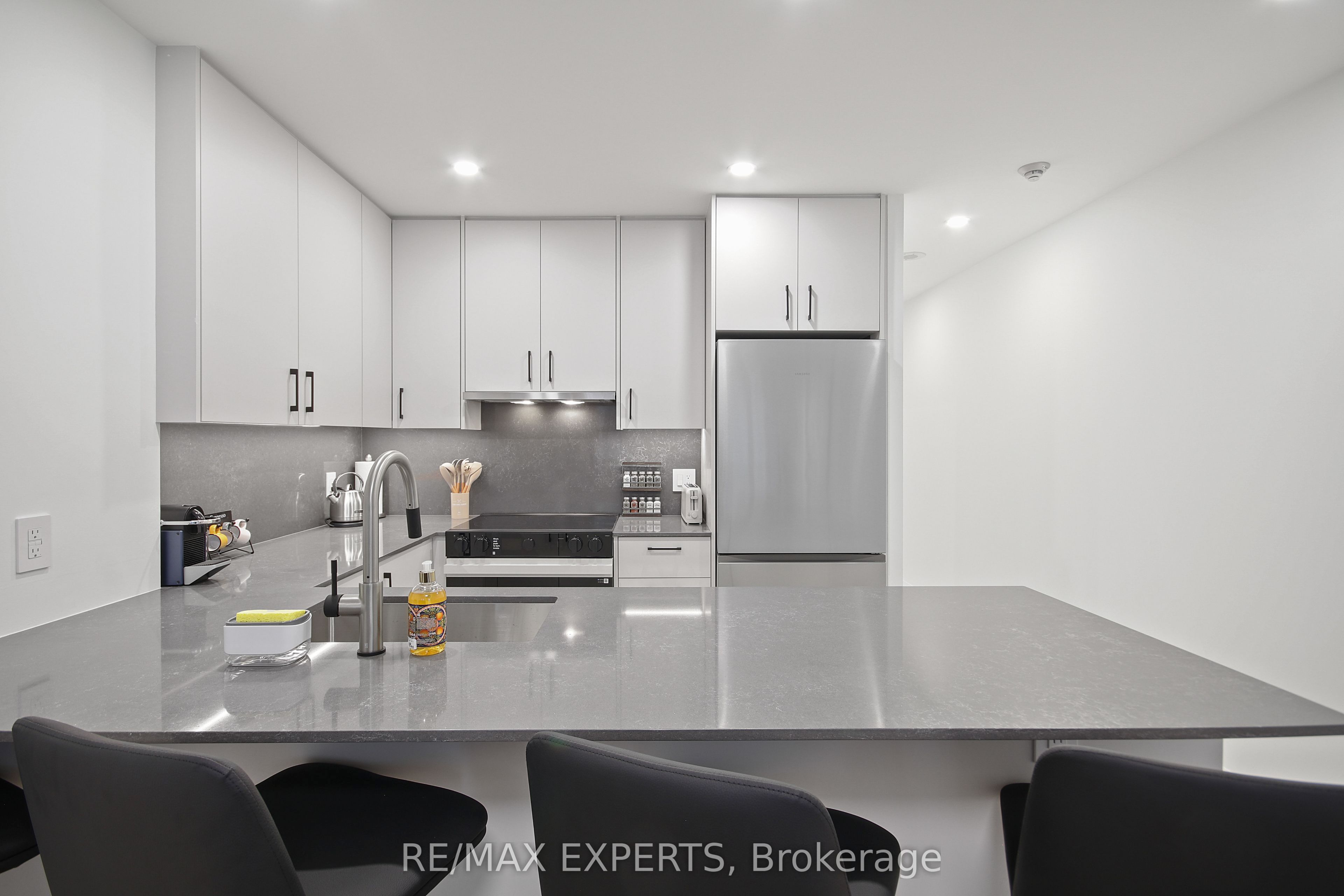 208 Queens Quay W 2011 Property Photo 7