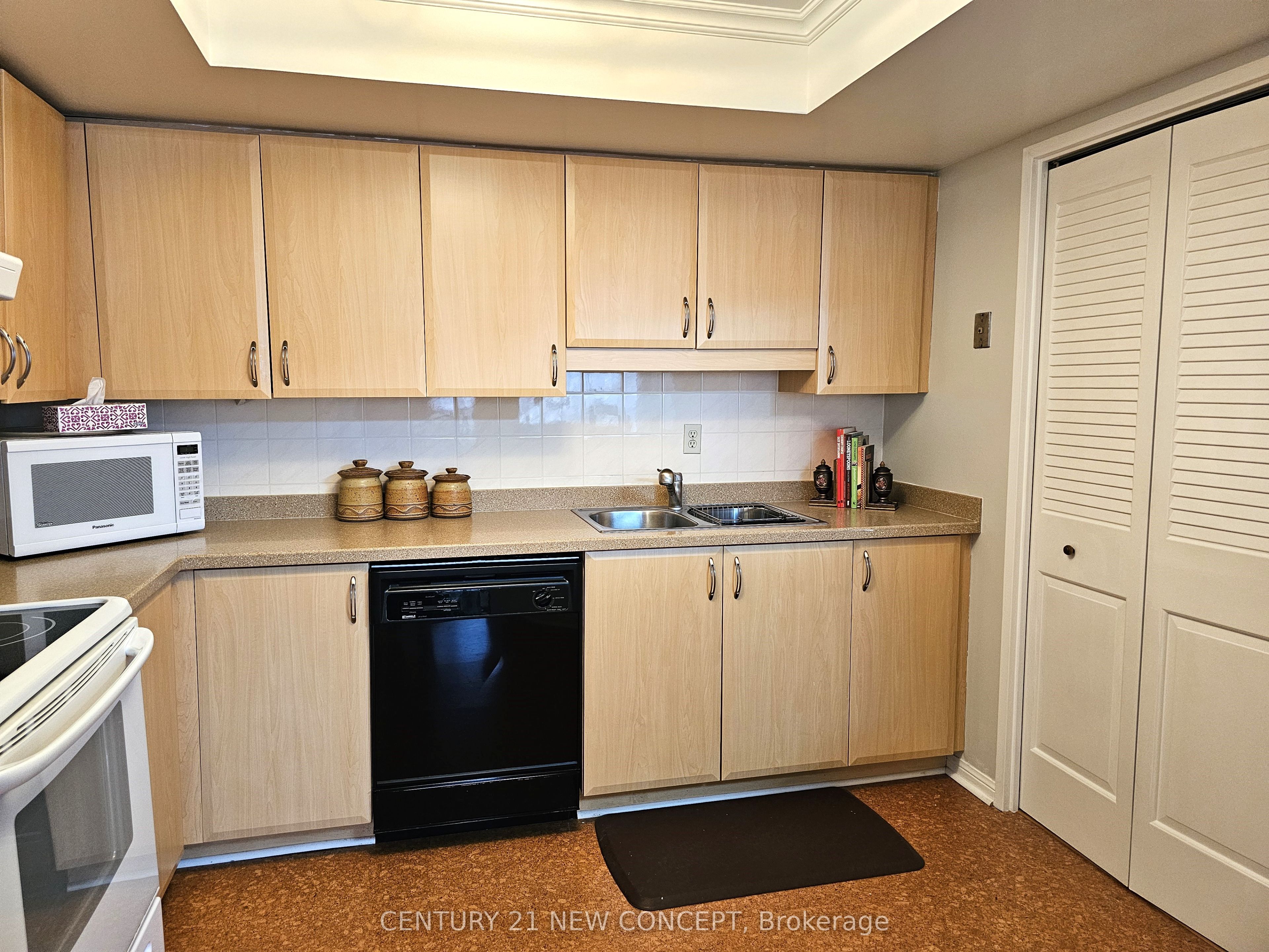 255 The Donway West E 123 Property Photo 12