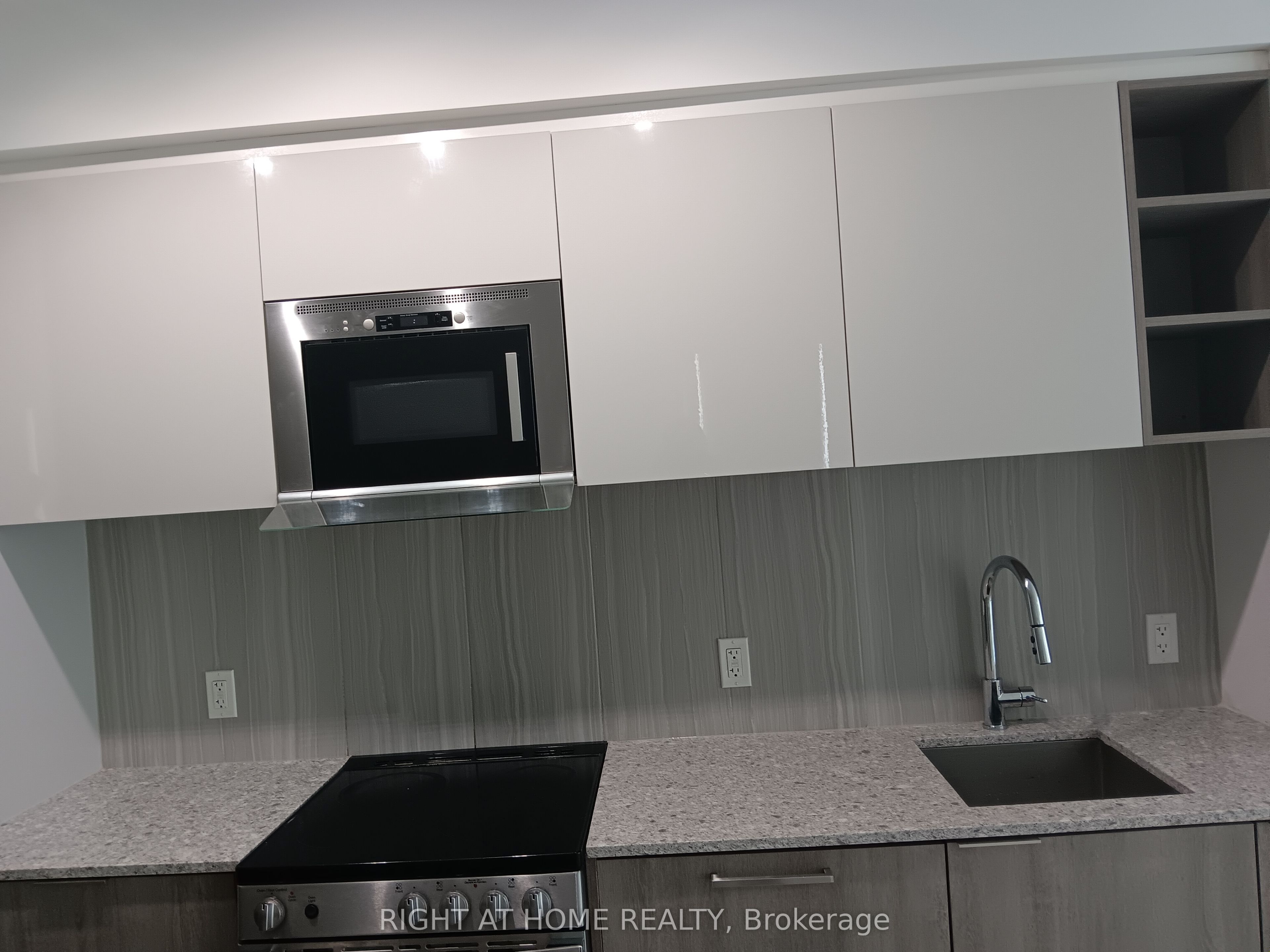 31 Tippett Road 619 Property Photo 7