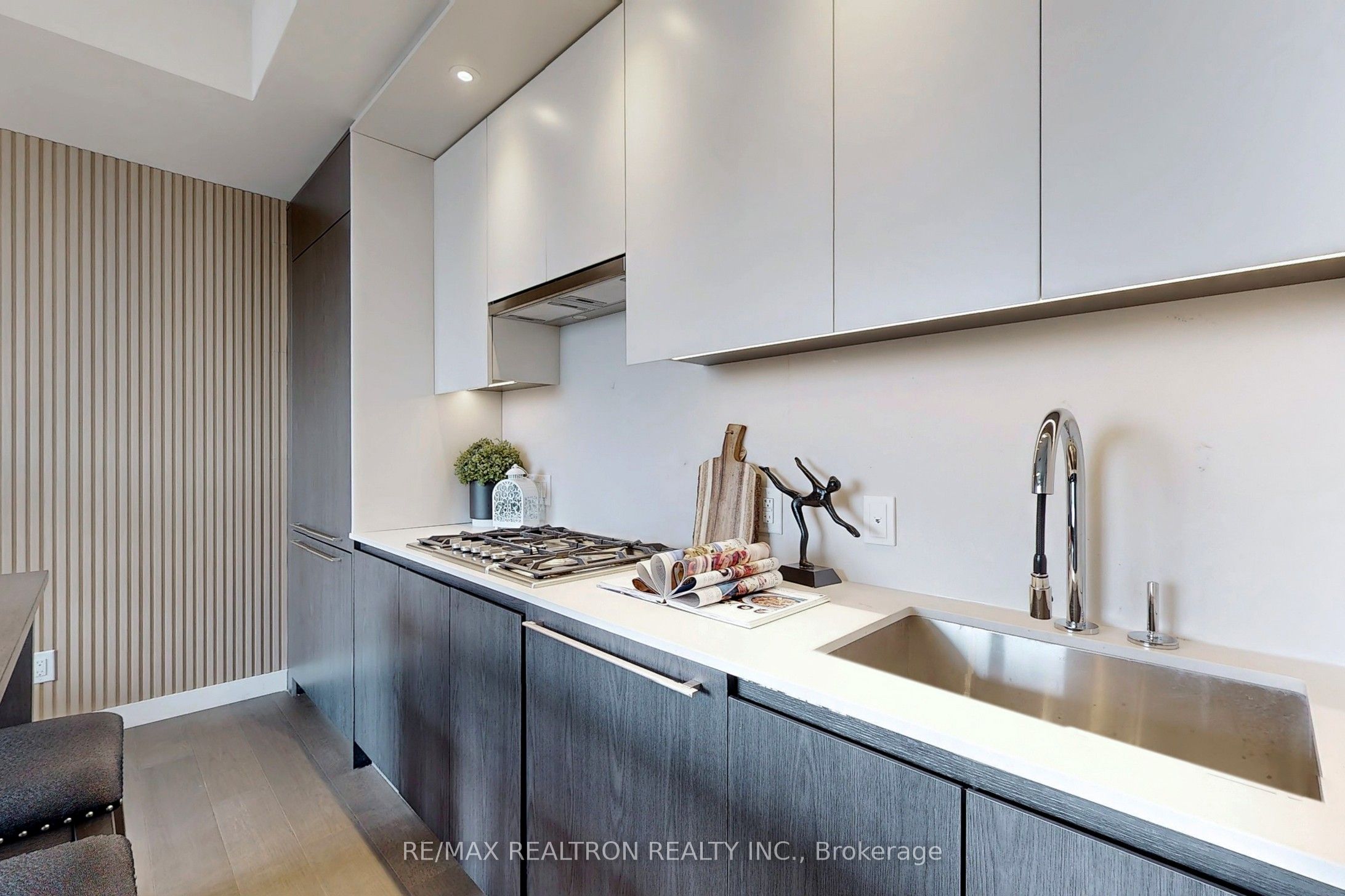81 Wellesley Street E 2001 Property Photo 12