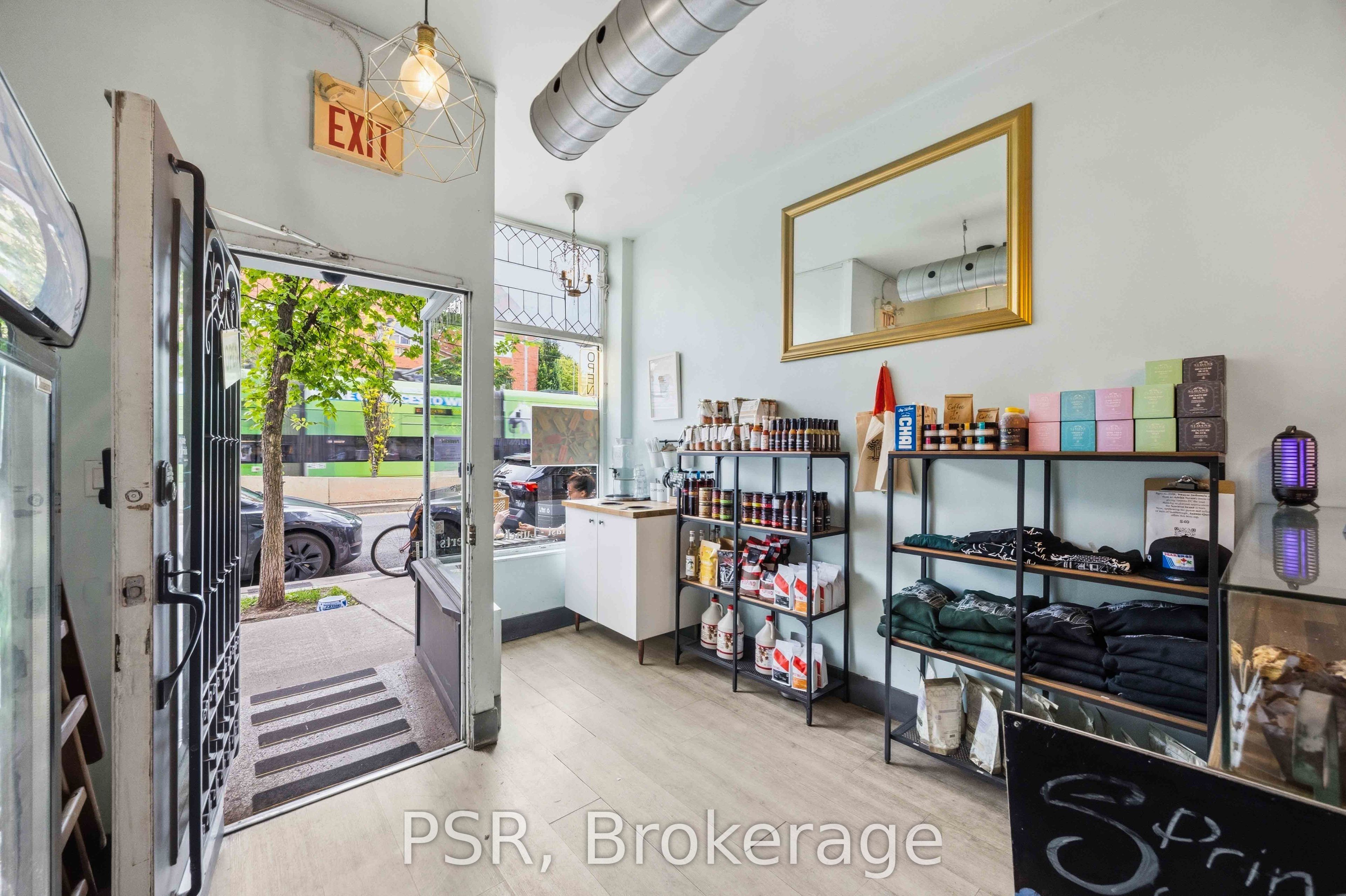 671 St. Clair Avenue W Property Photo 7