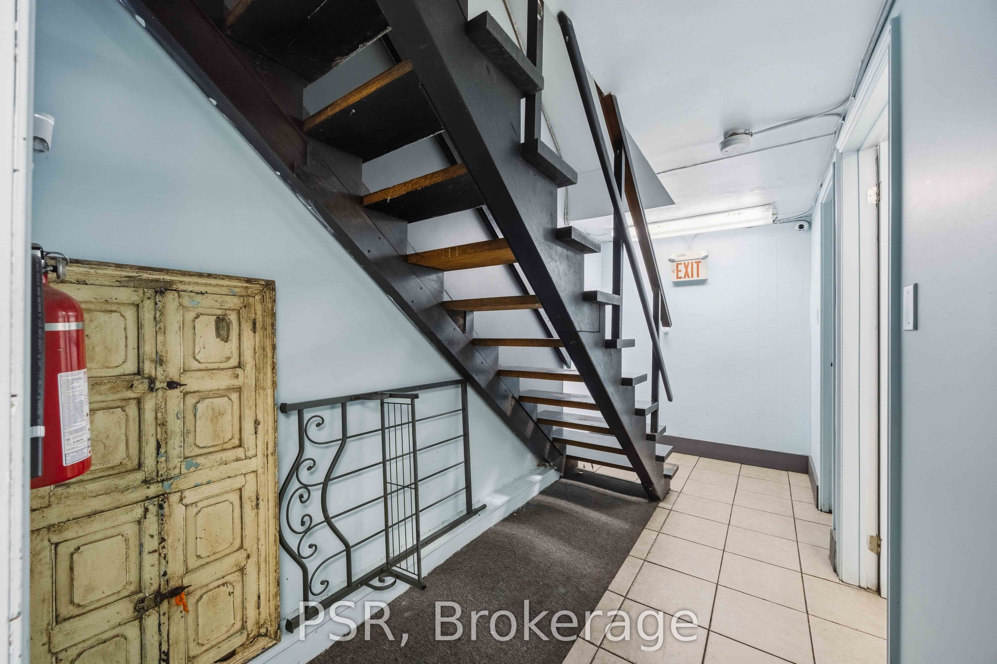 671 St. Clair Avenue W Property Photo 10