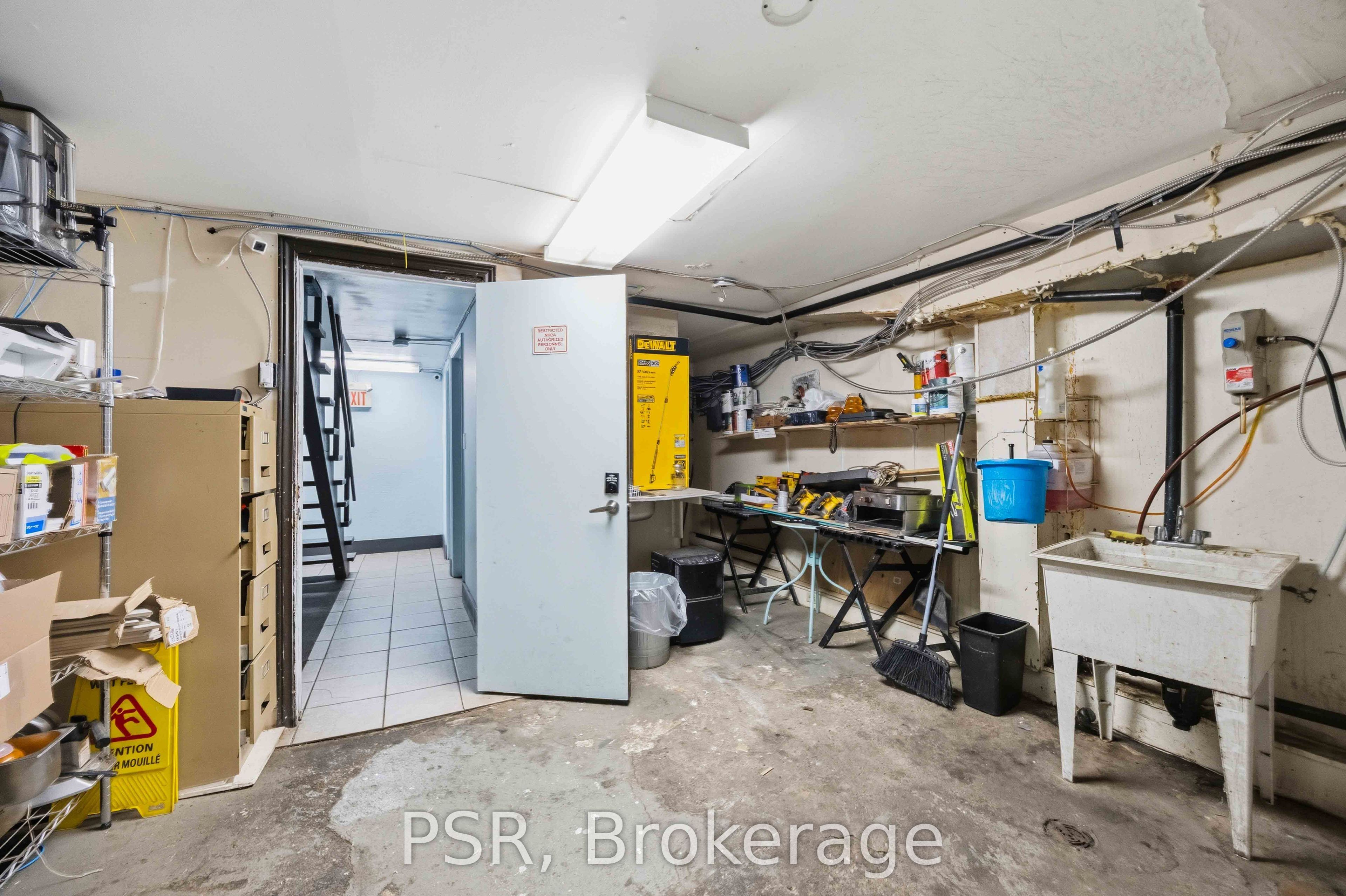 671 St. Clair Avenue W Property Photo 12