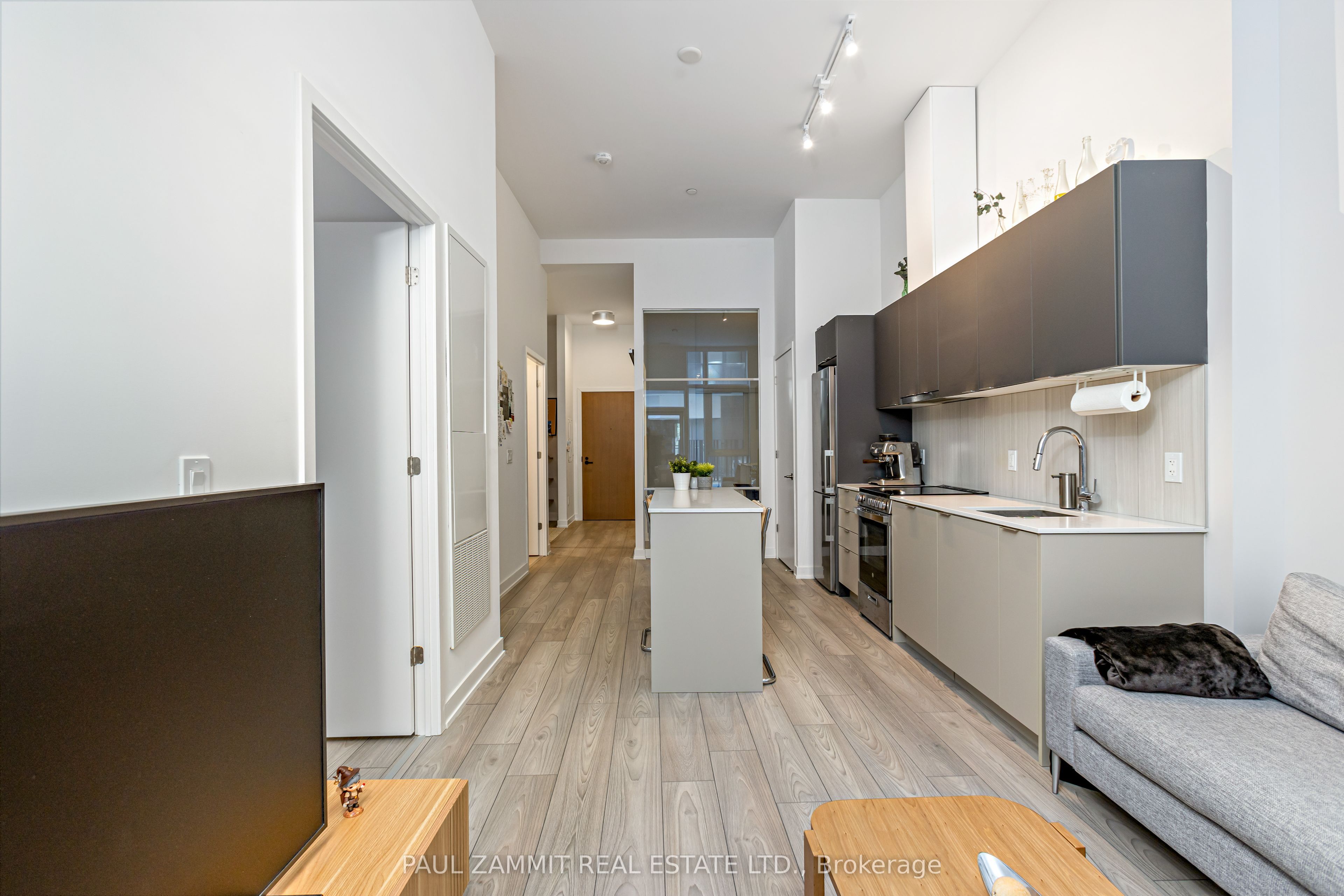 8 Tippett Road 107 Property Photo 7