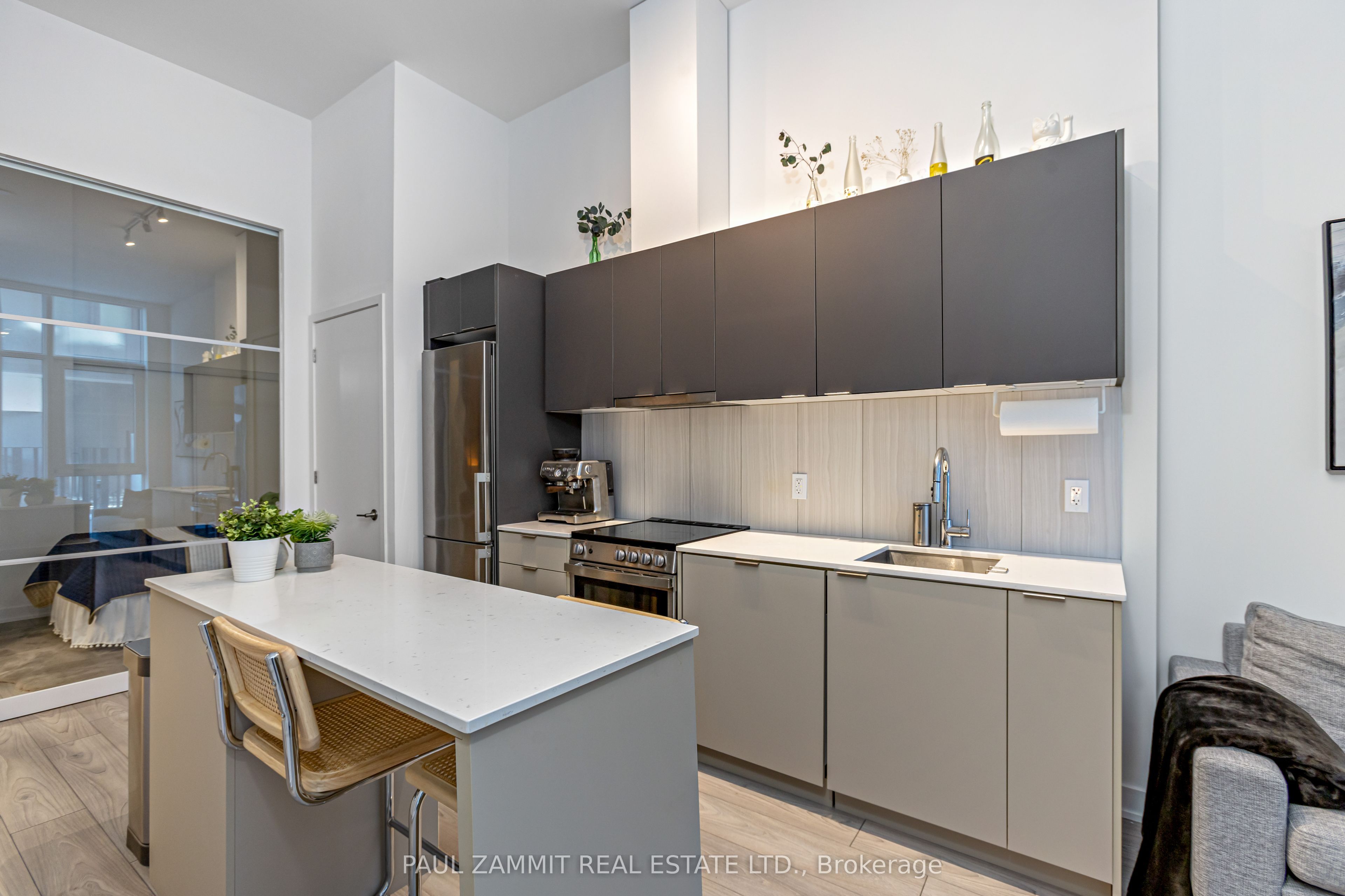 8 Tippett Road 107 Property Photo 8