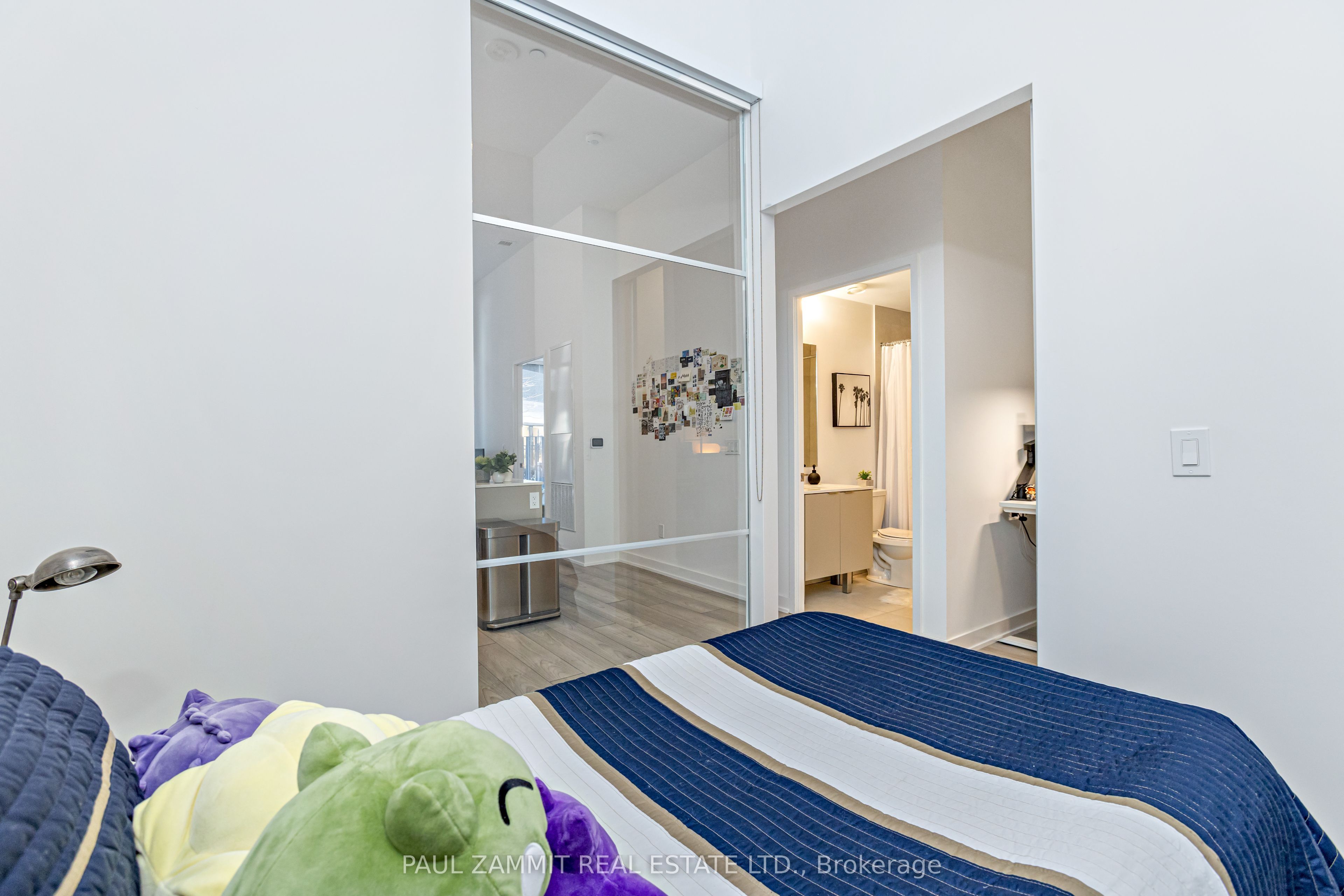 8 Tippett Road 107 Property Photo 18
