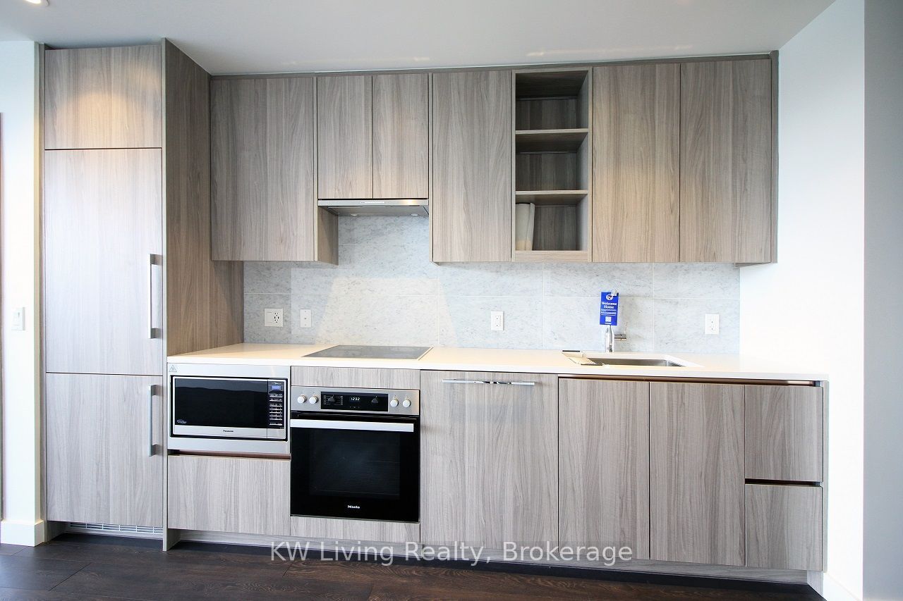 95 Mcmahon Drive 805 Property Photo 2