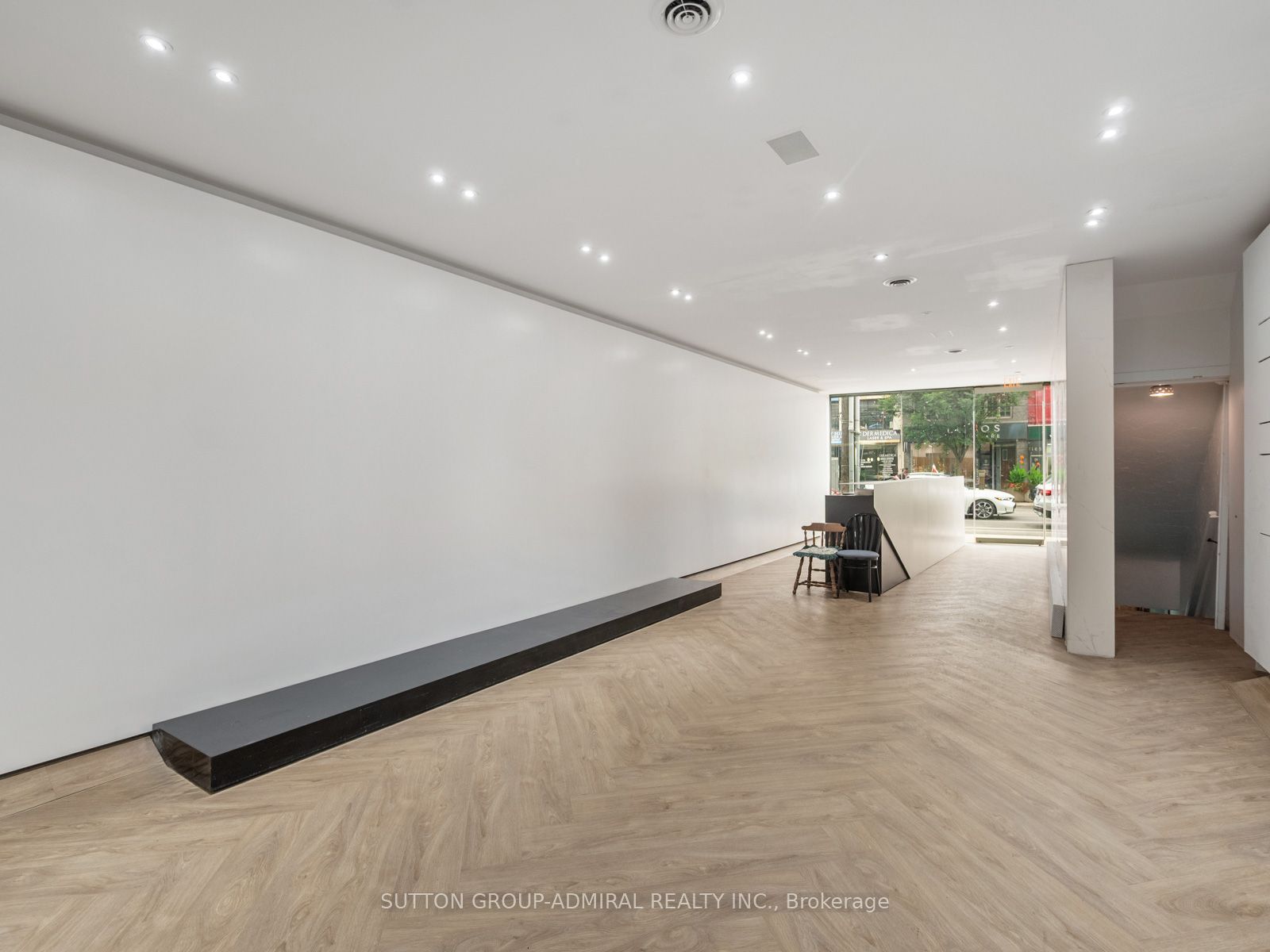 392 Eglinton Avenue W Property Photo 8