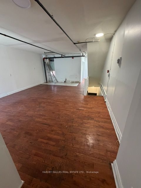 214 Queen Street W 3rd Floor Property Photo 2