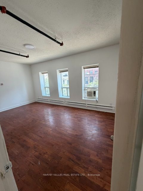 214 Queen Street W 3rd Floor Property Photo 4