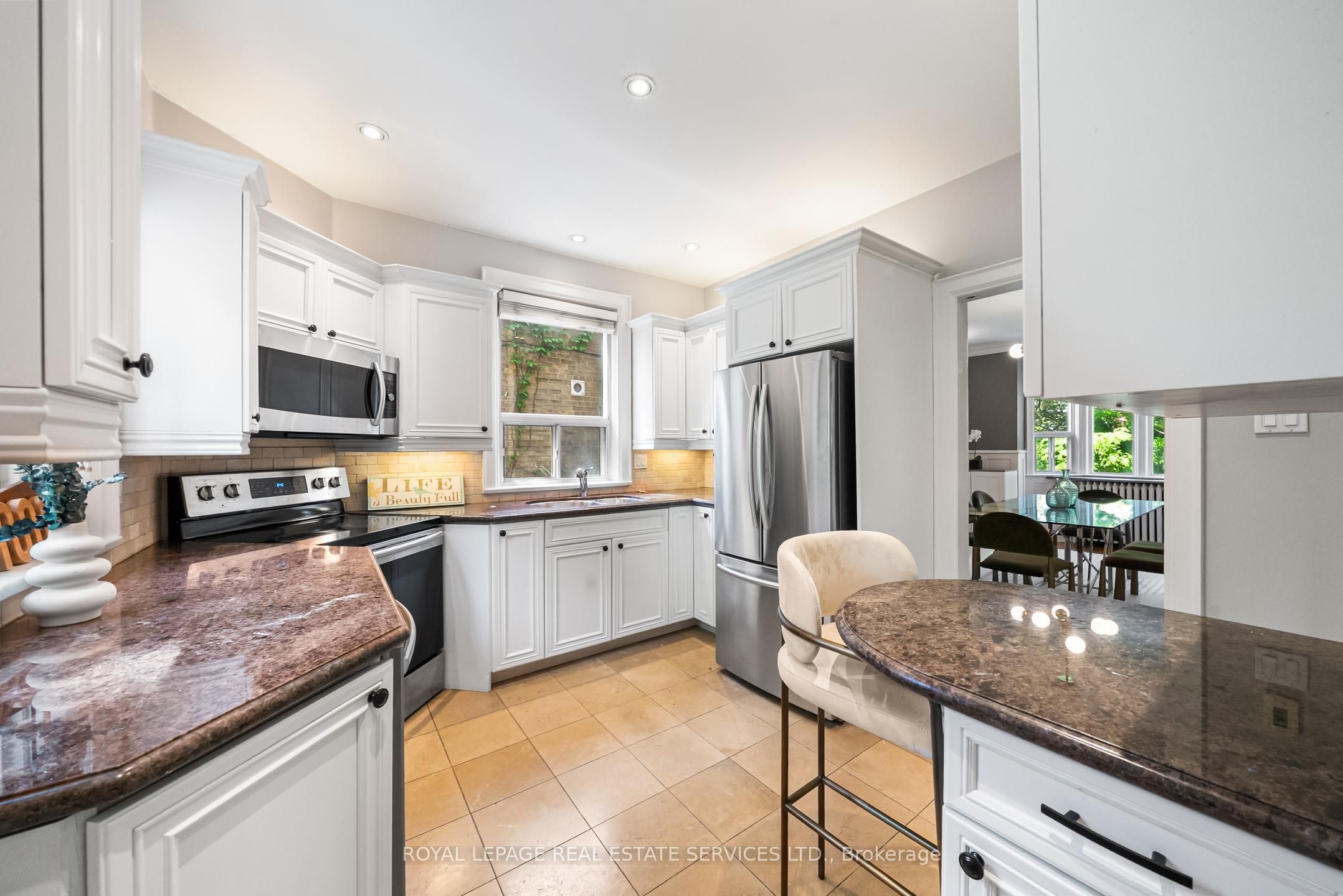 202 Dinnick Crescent Property Photo 15