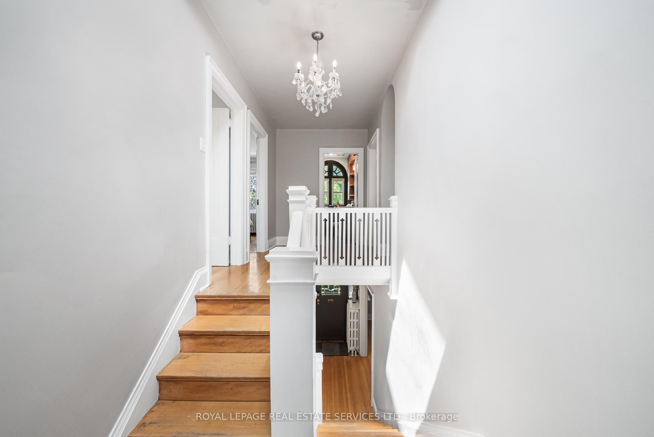202 Dinnick Crescent Property Photo 17
