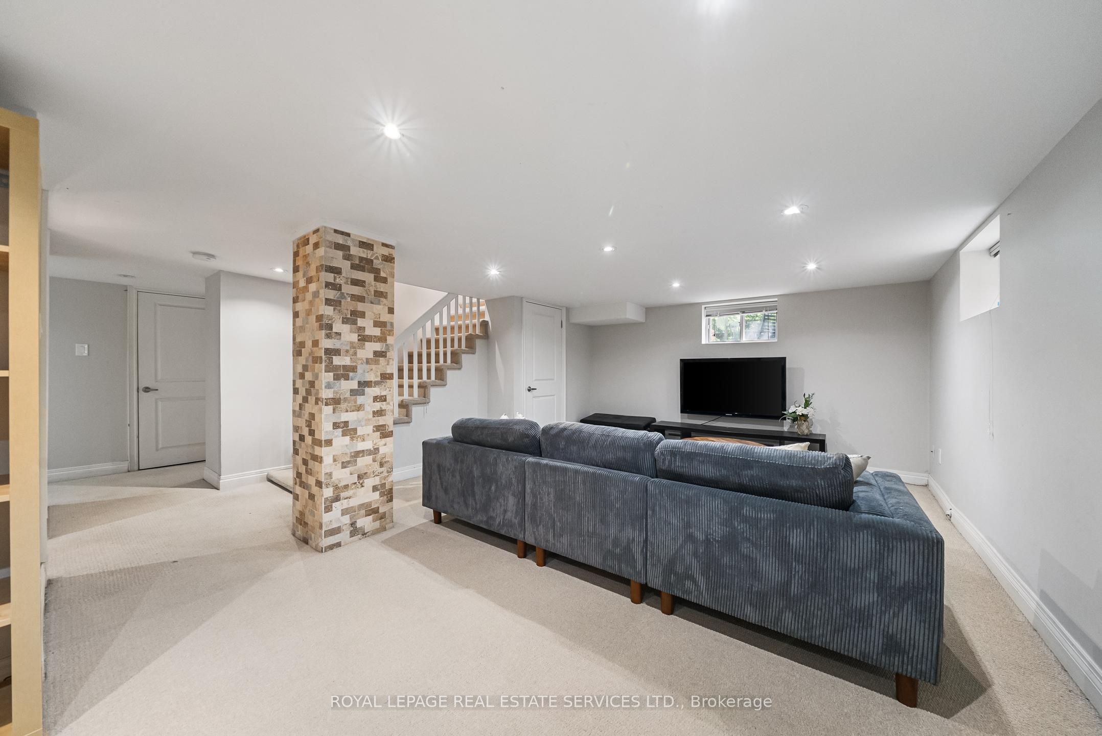 202 Dinnick Crescent Property Photo 31