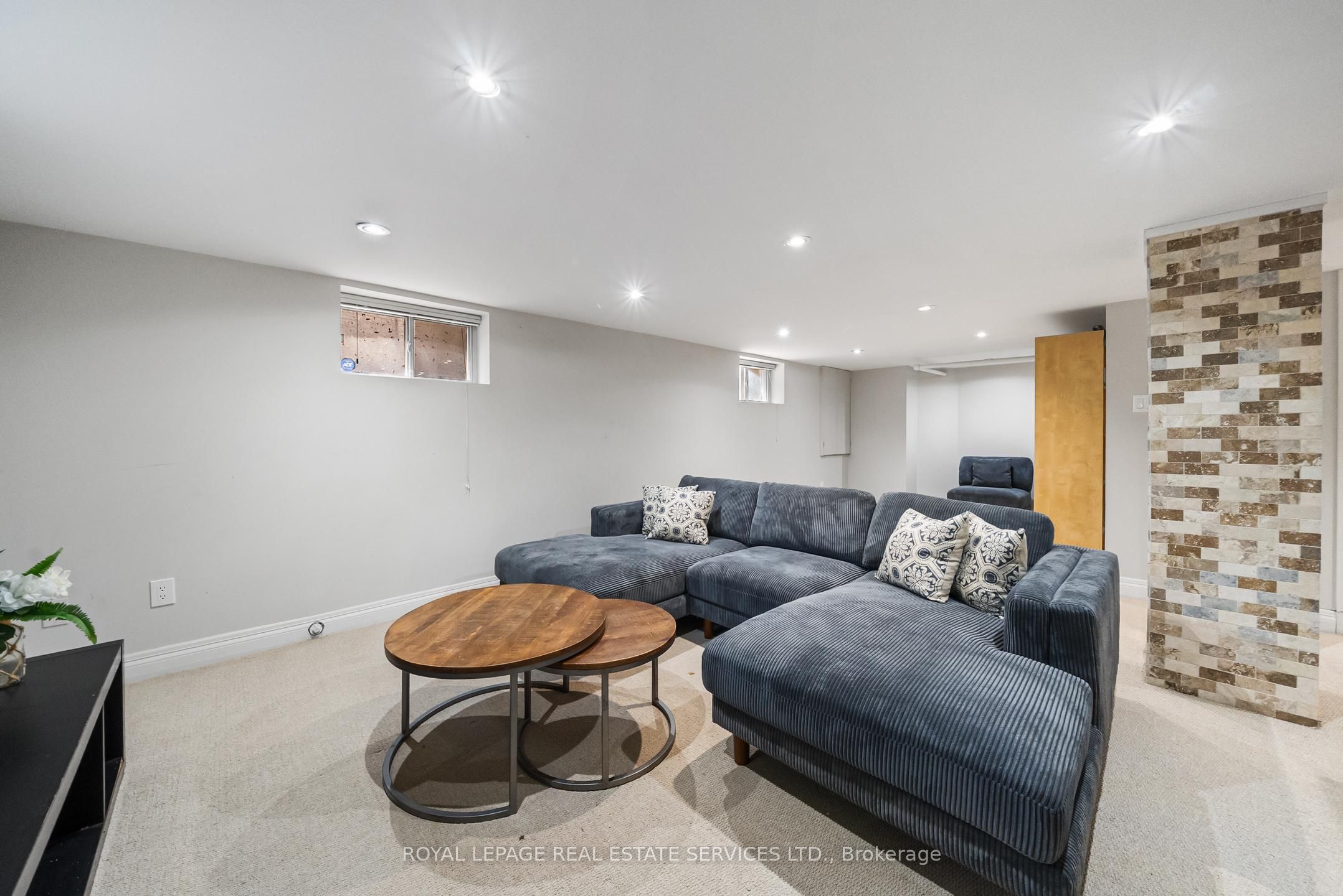 202 Dinnick Crescent Property Photo 32