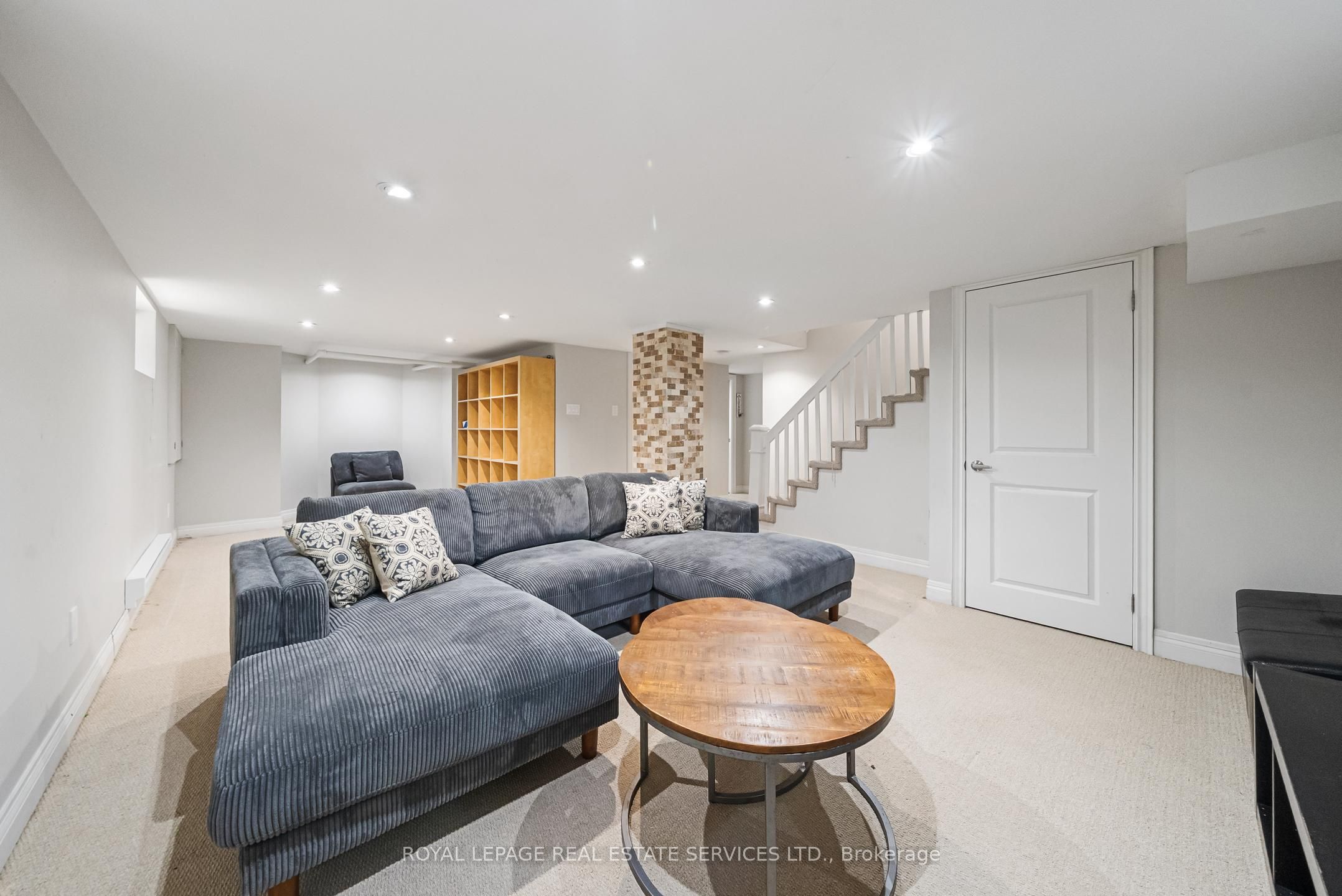 202 Dinnick Crescent Property Photo 33