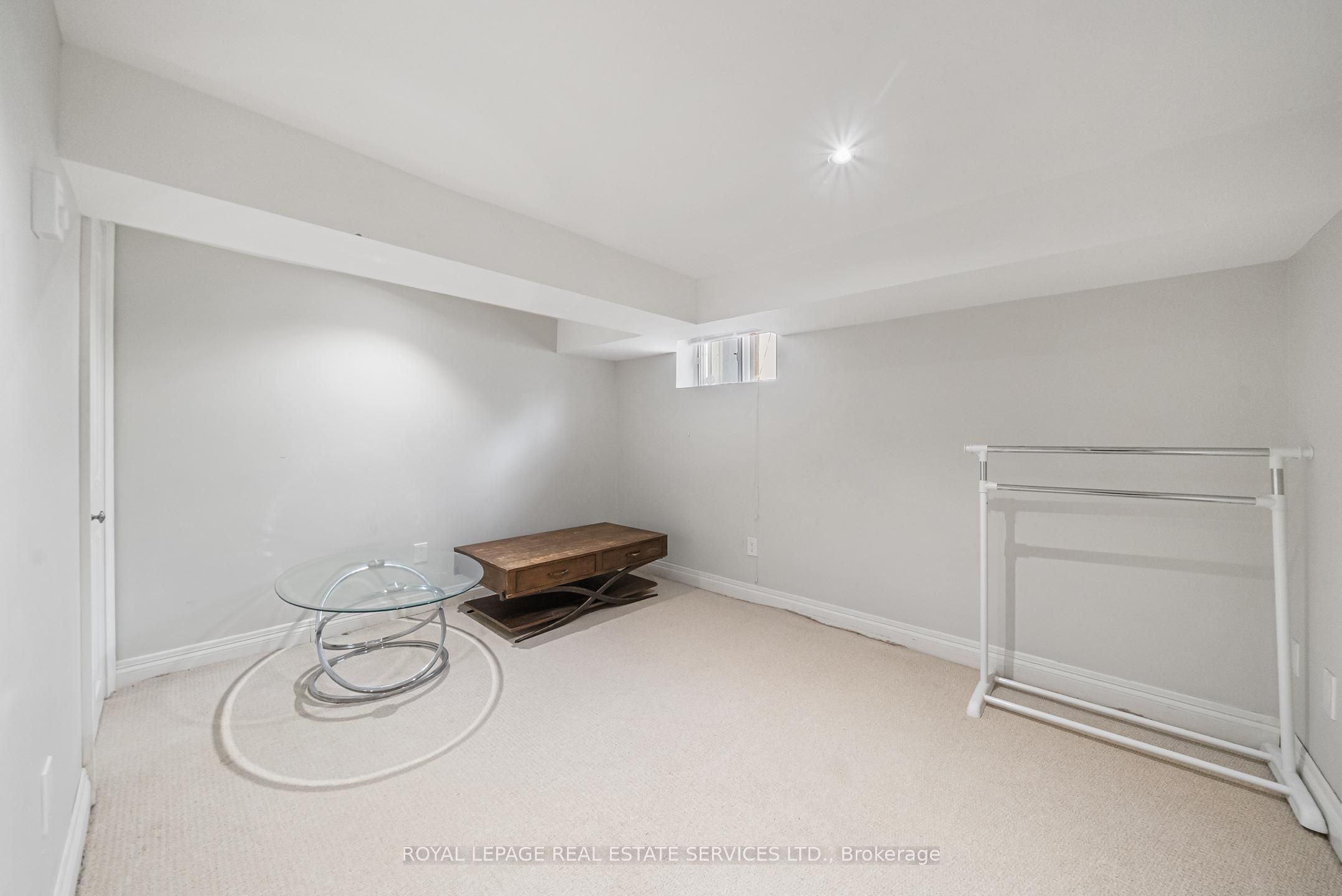 202 Dinnick Crescent Property Photo 36