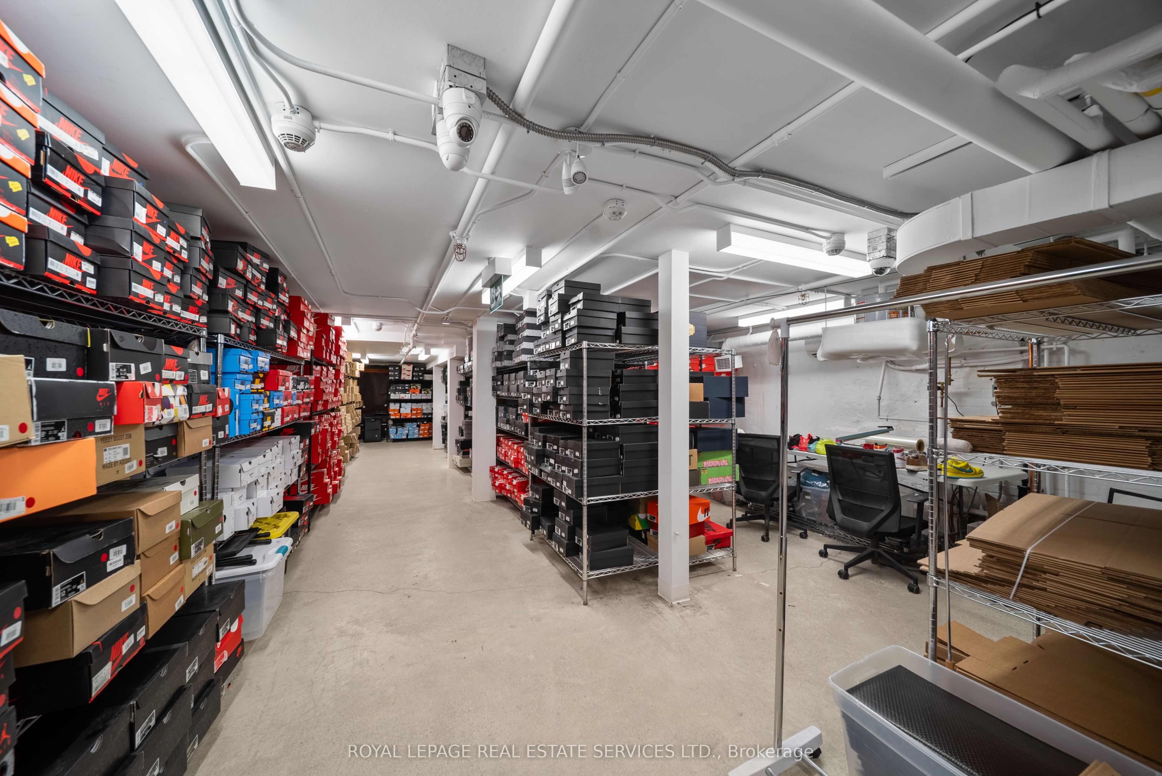 273 Queen Street W Property Photo 17