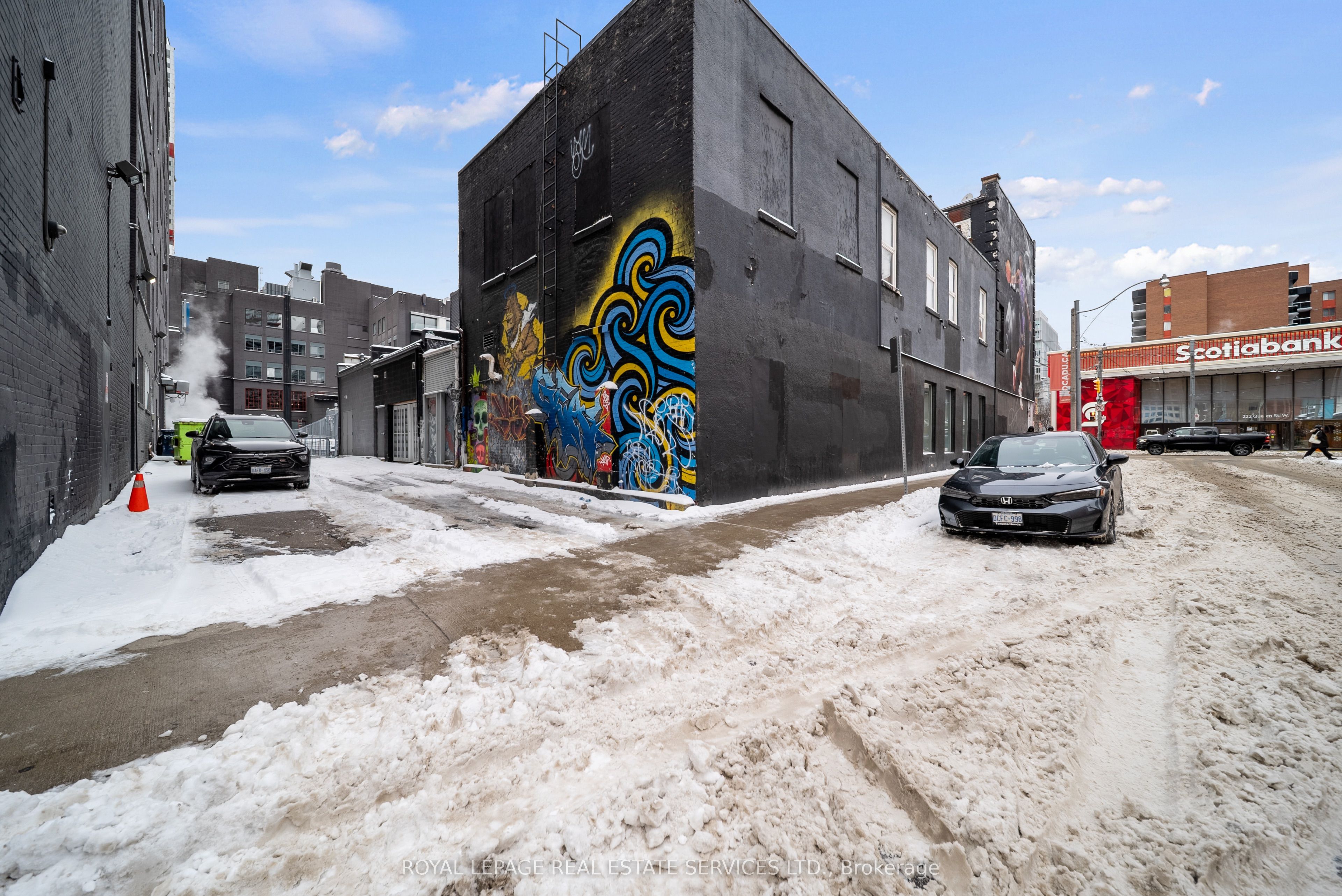 273 Queen Street W Property Photo 18