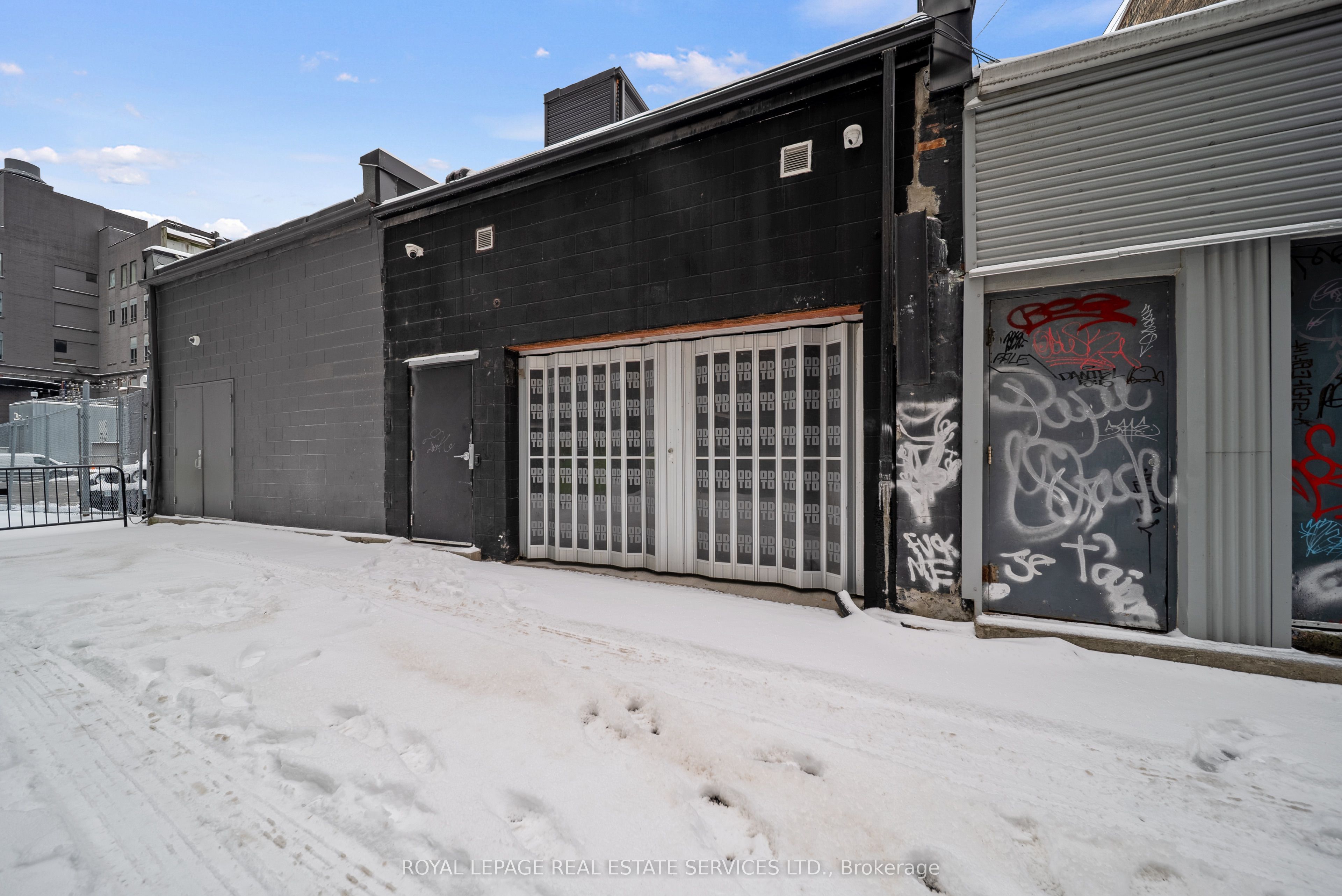 273 Queen Street W Property Photo 20