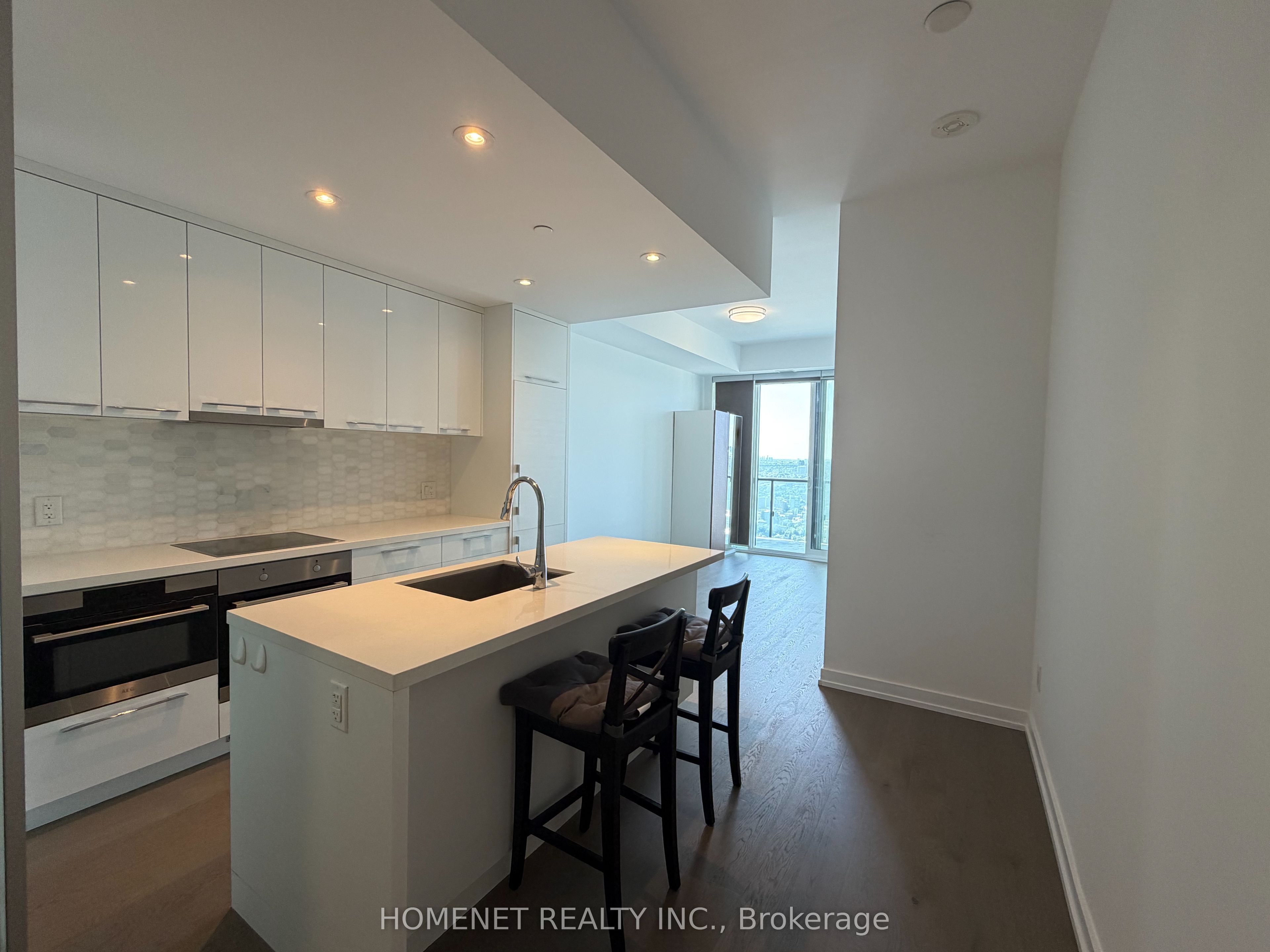 488 University Avenue 5101 Property Photo 5