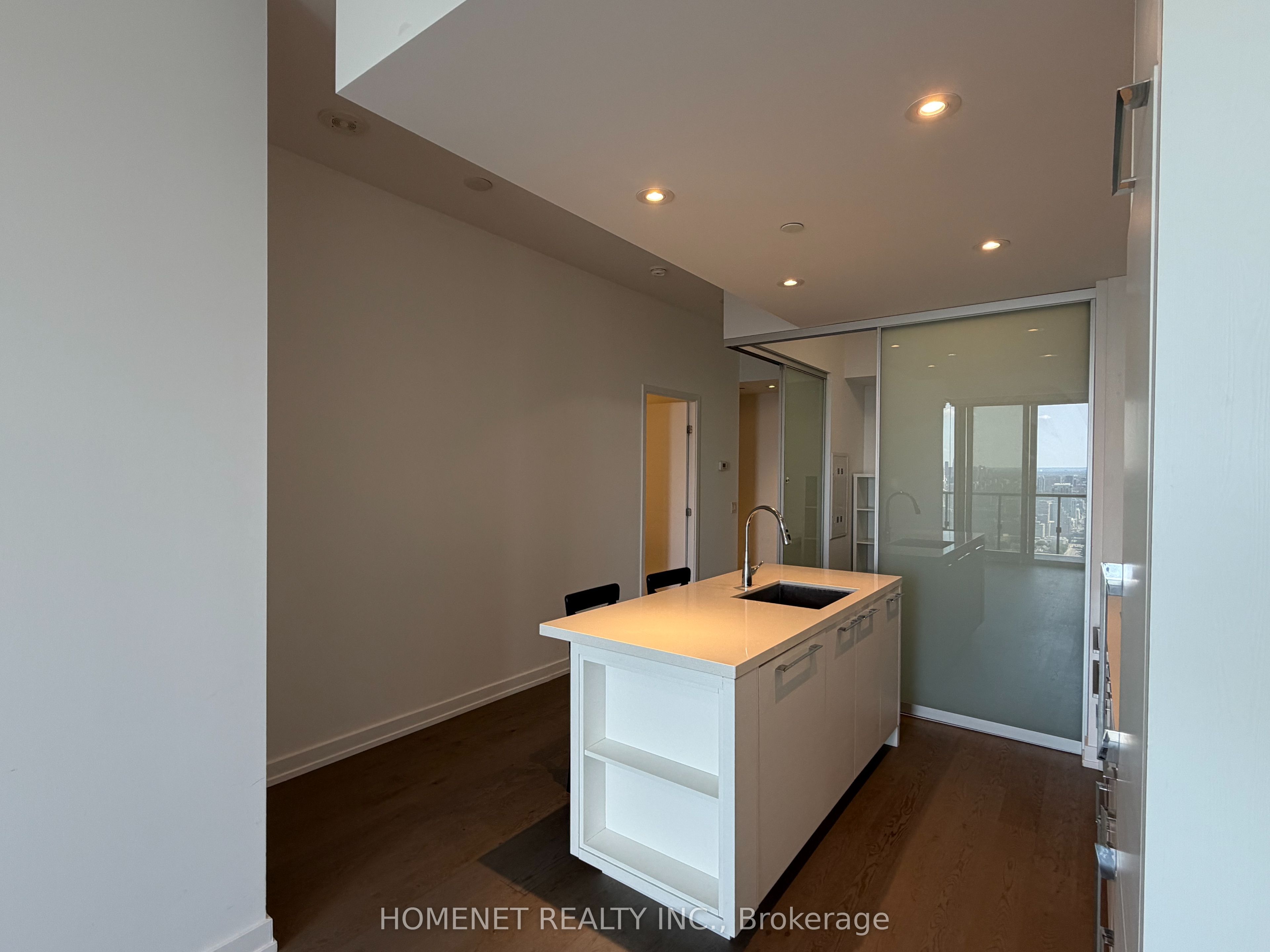 488 University Avenue 5101 Property Photo 6