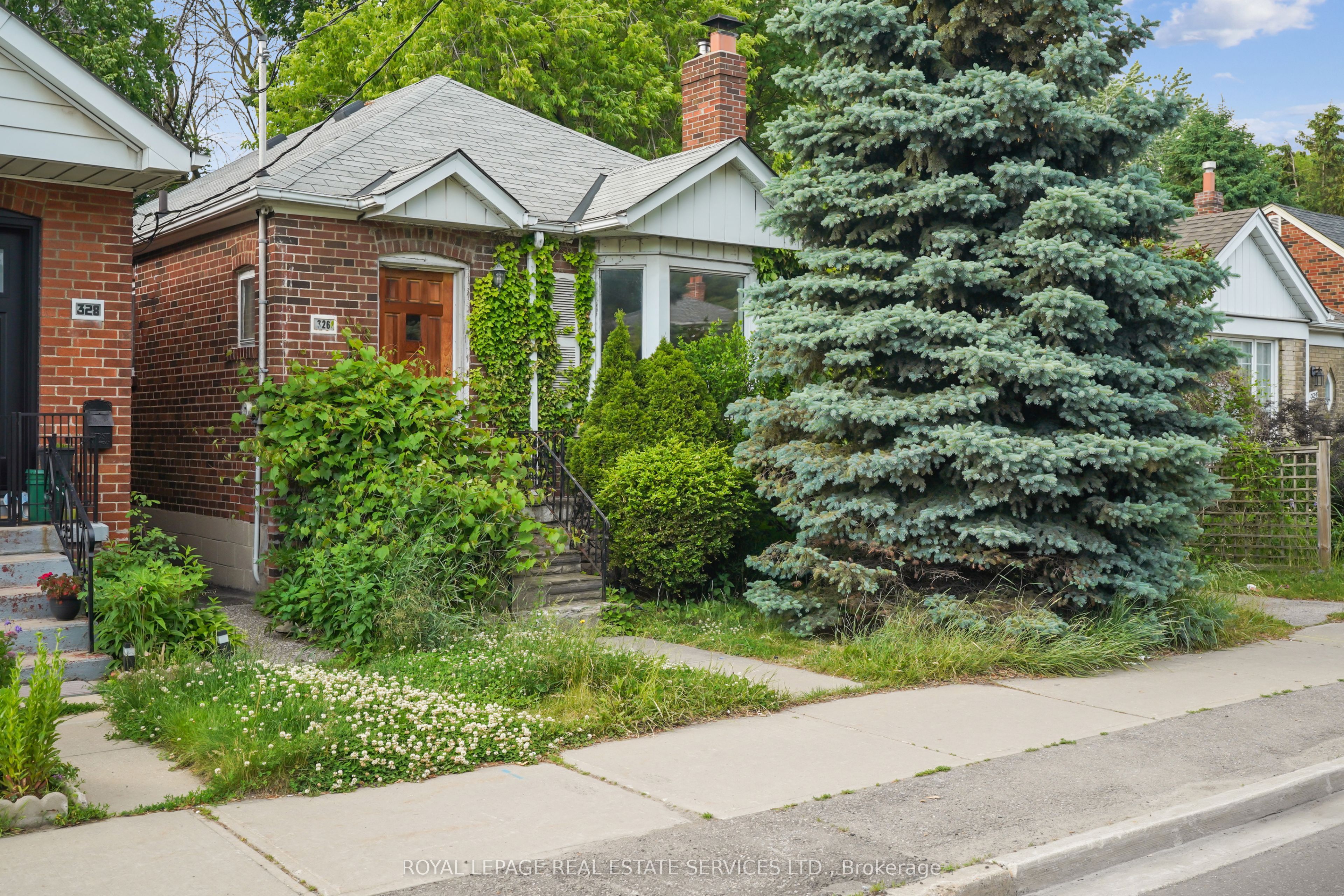 326 Lawrence Avenue W Property Photo 2