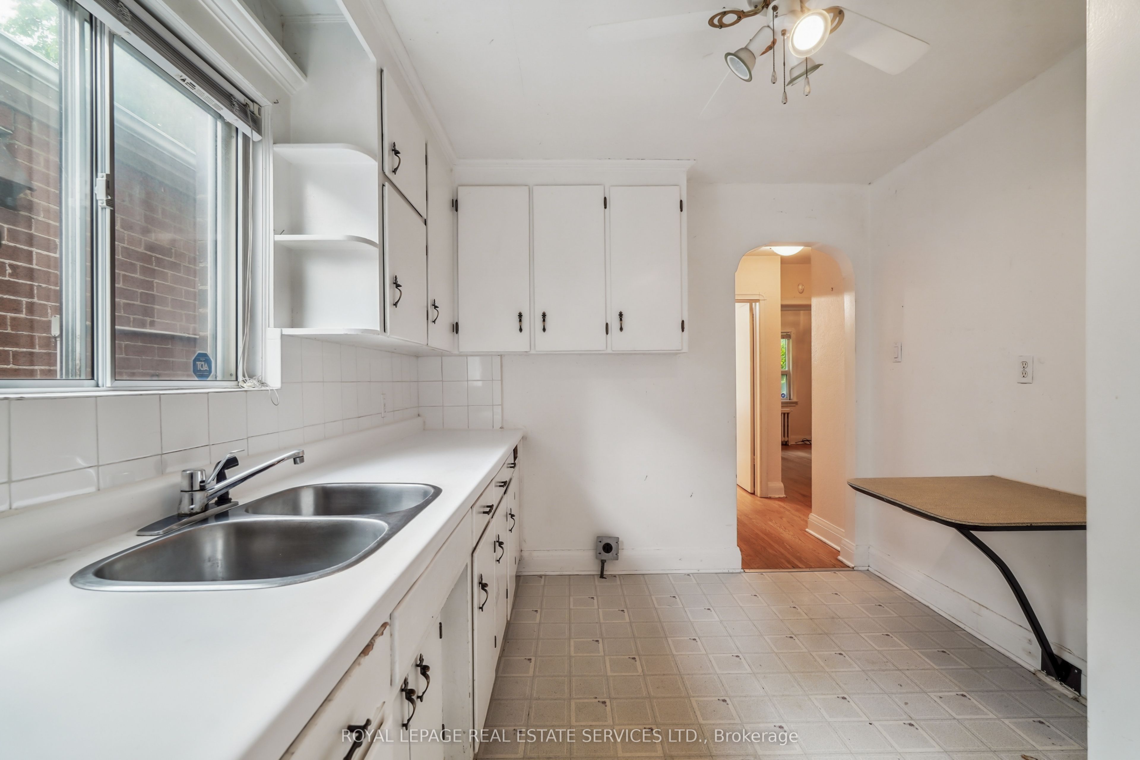 326 Lawrence Avenue W Property Photo 9