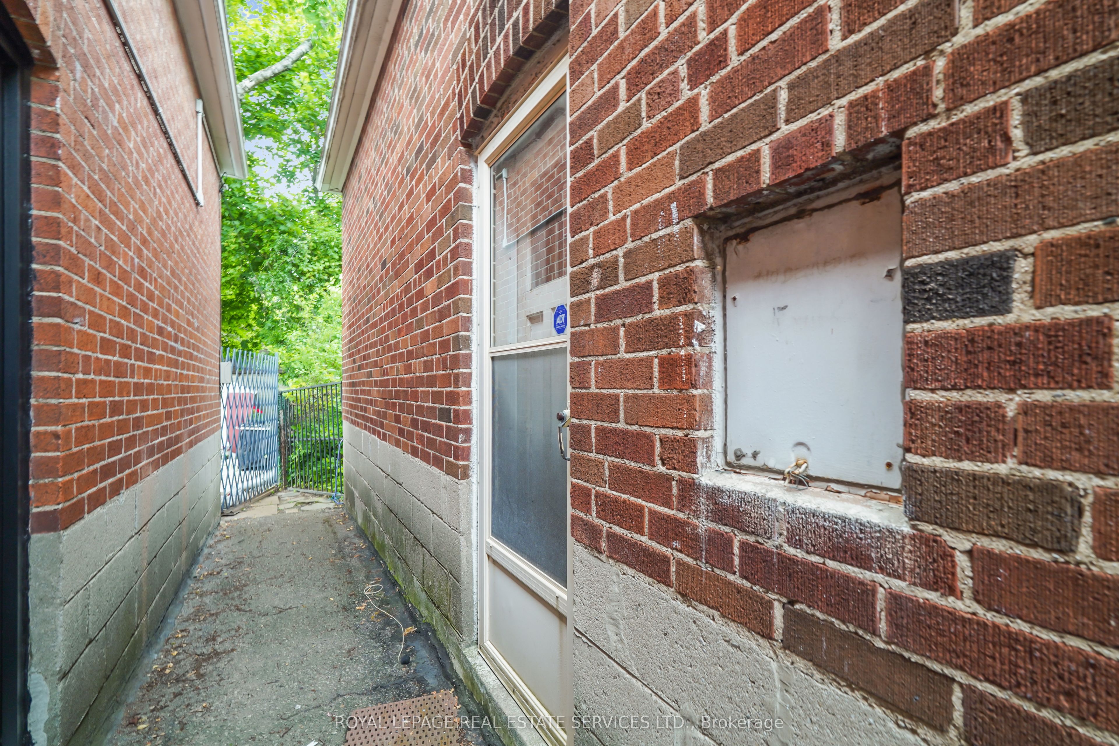 326 Lawrence Avenue W Property Photo 24