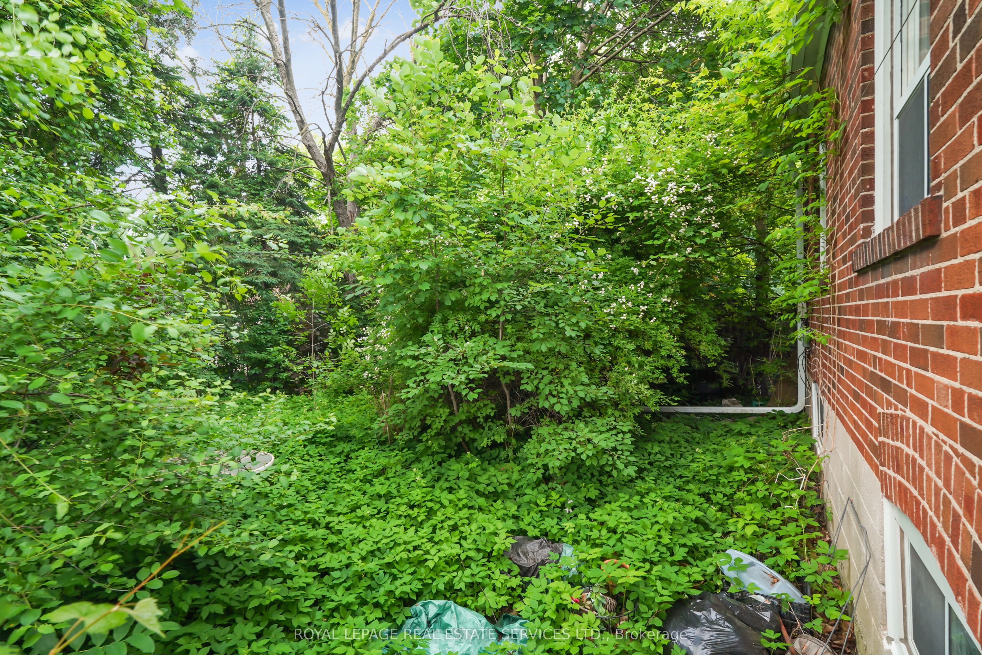 326 Lawrence Avenue W Property Photo 25