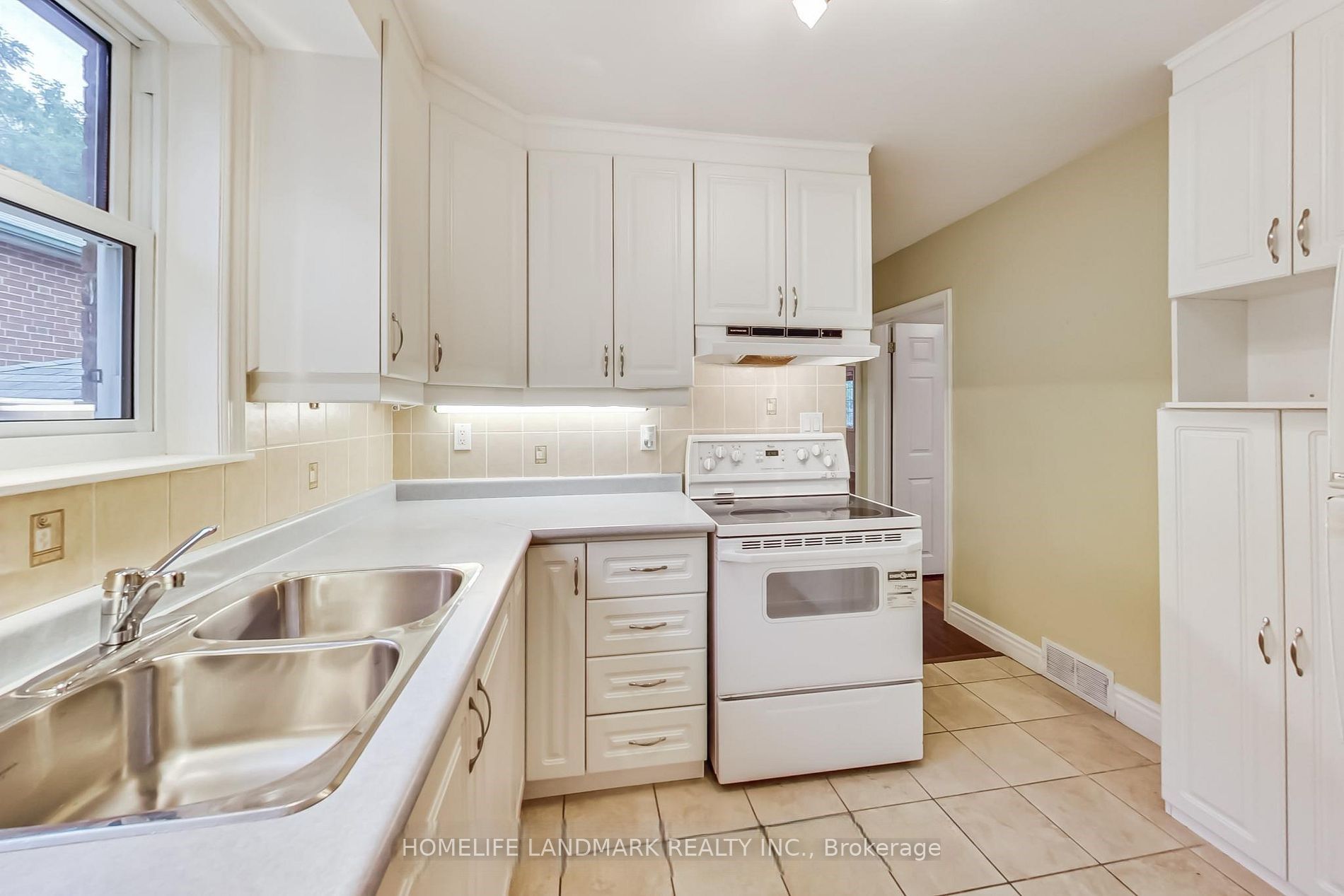 95 Poyntz Avenue Property Photo 5