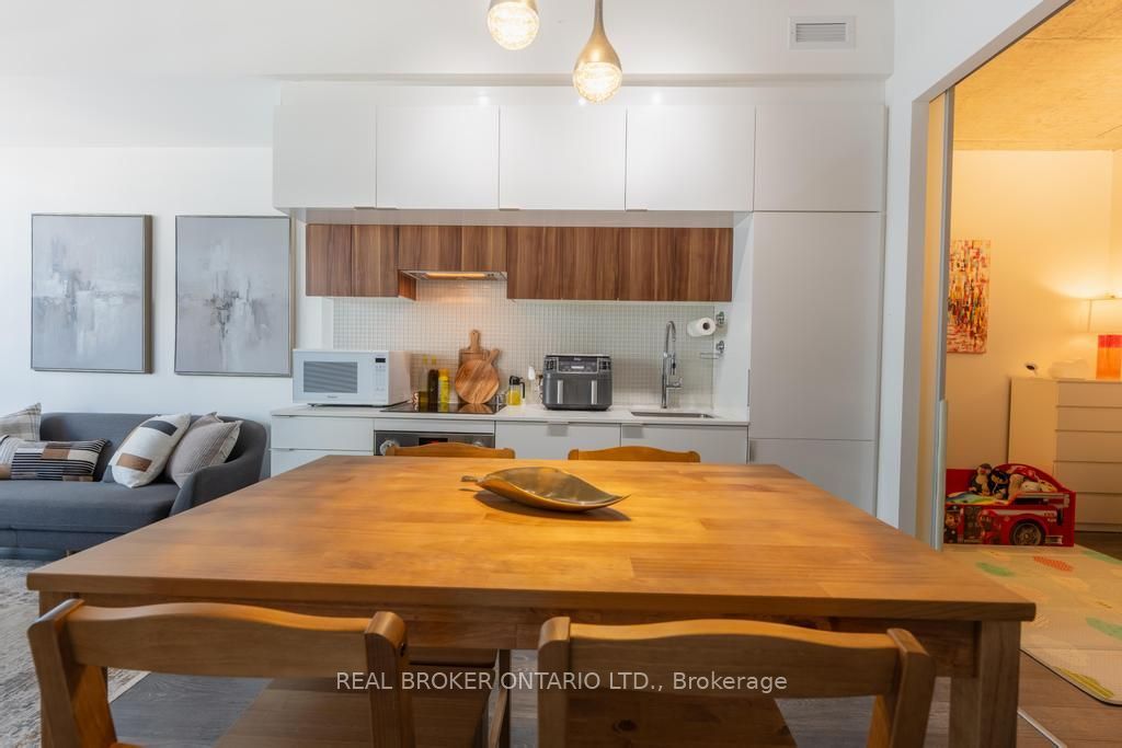 185 Roehampton Avenue S 1601 Property Photo 3