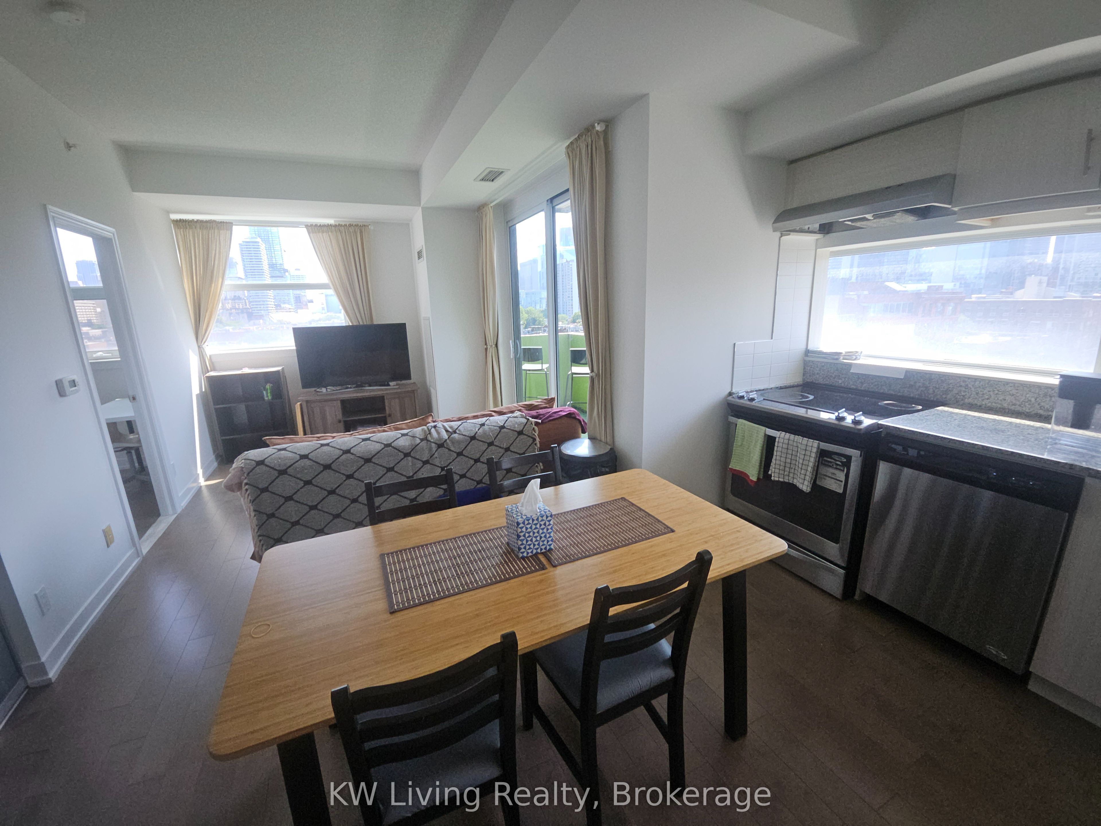 10 Willison Square 810 Property Photo 4