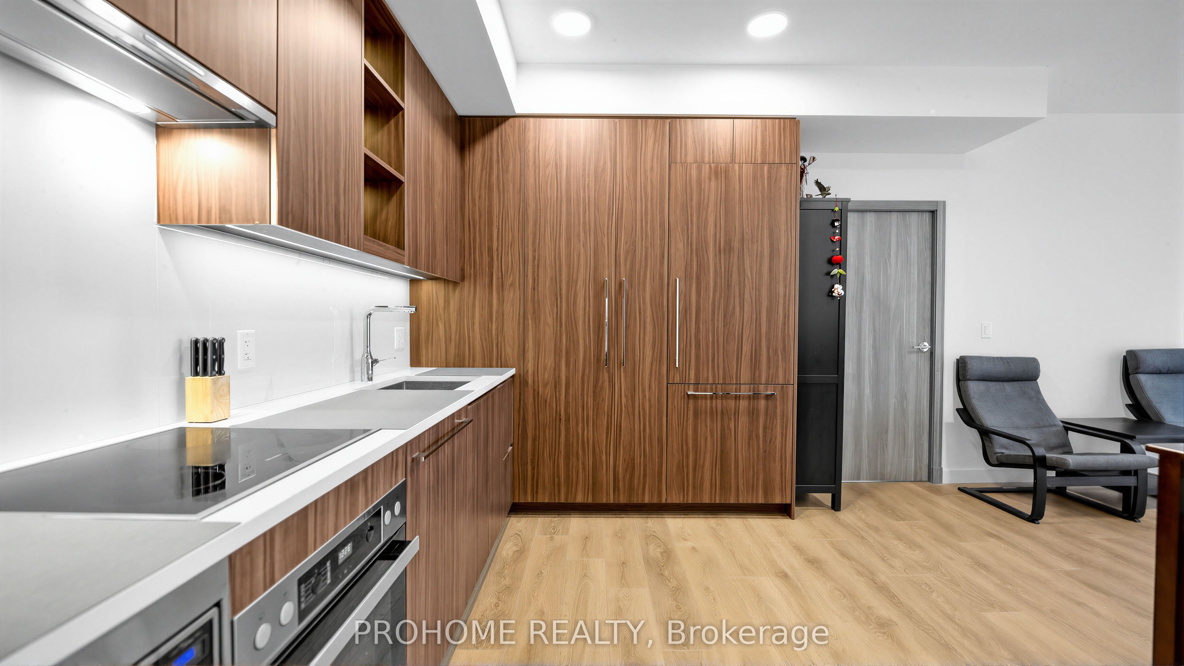 27 Mcmahon Drive 1006 Property Photo 6