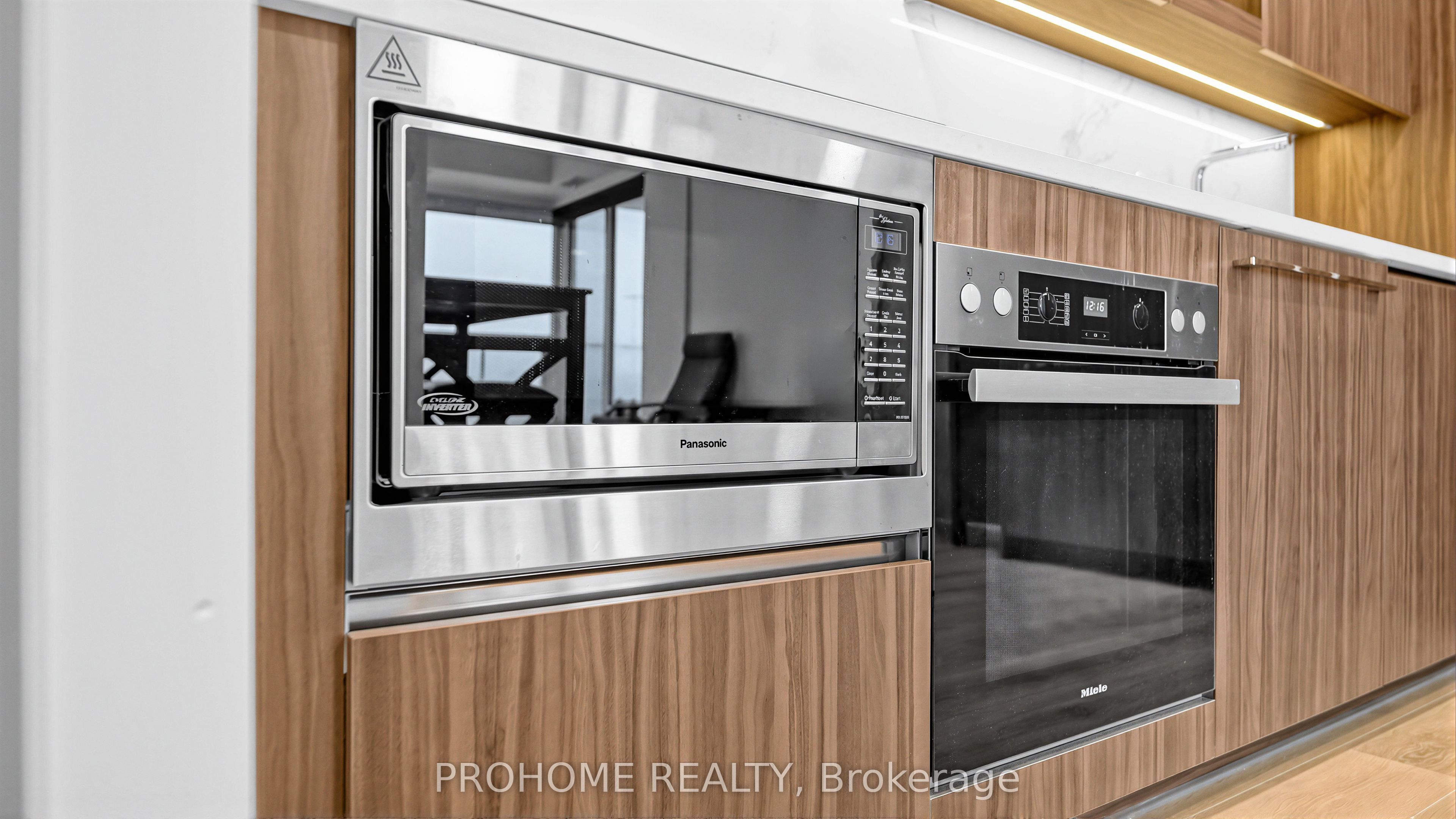 27 Mcmahon Drive 1006 Property Photo 8