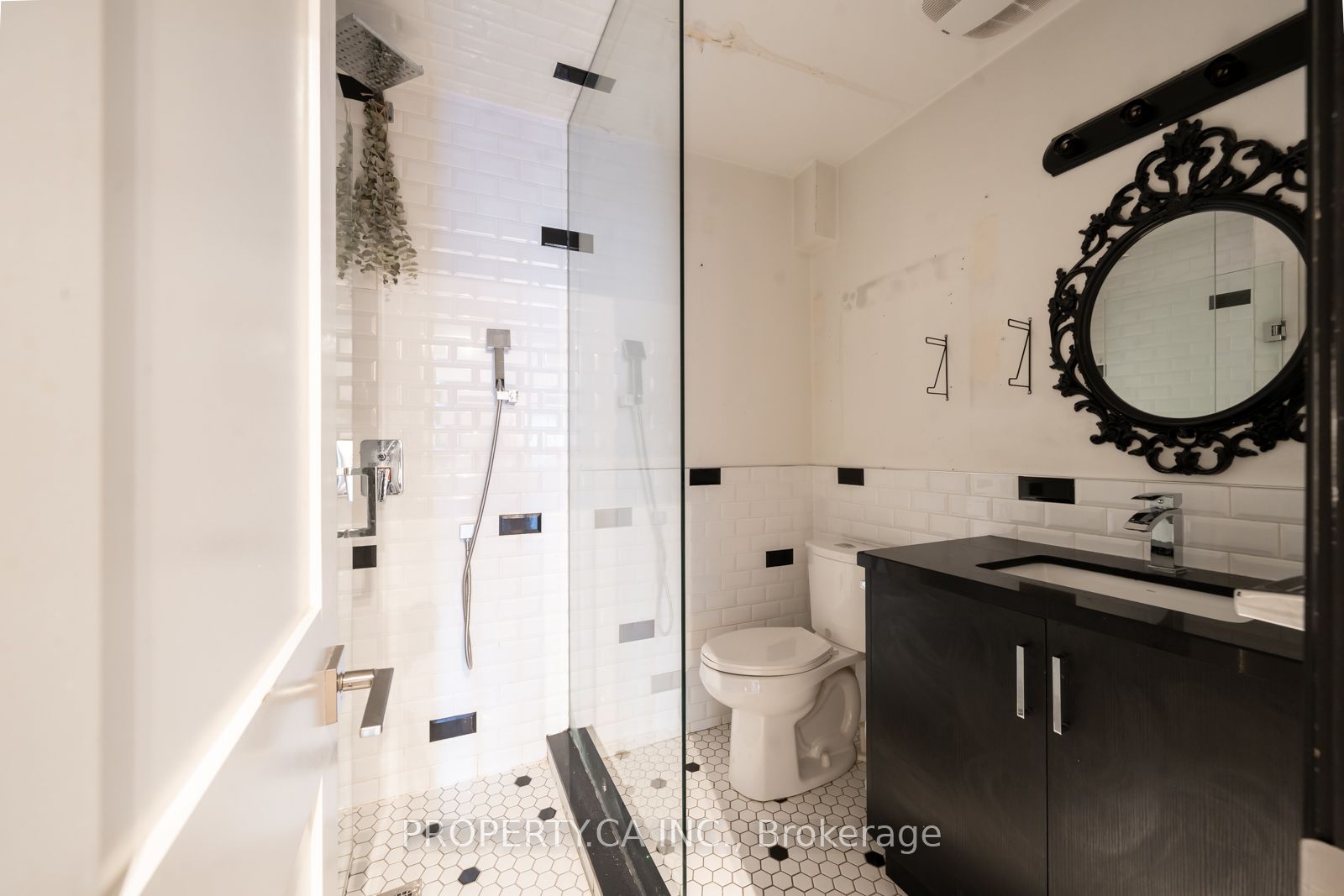 960 Queen Street W 3 Property Photo 8