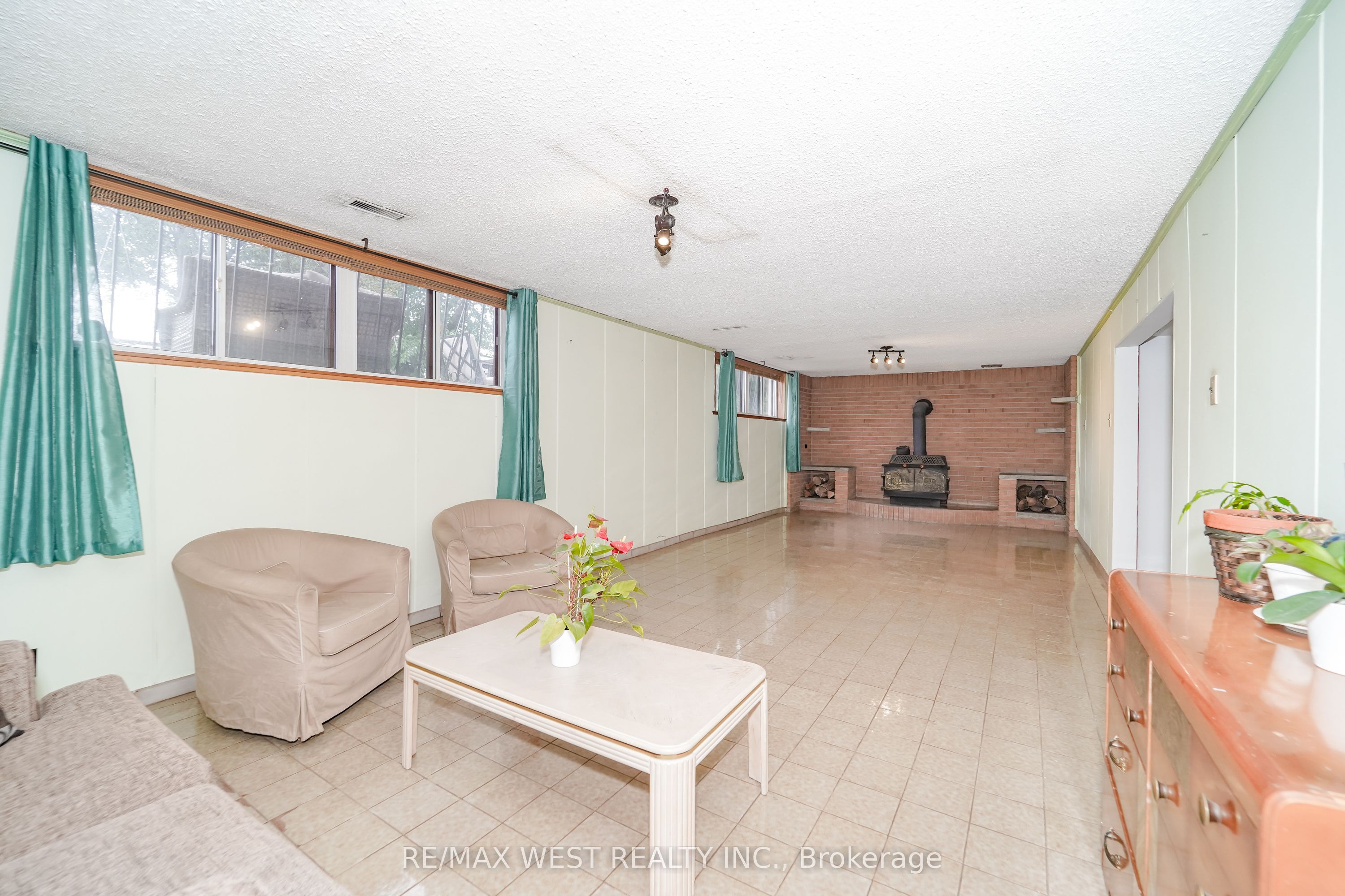 14 Model Avenue Property Photo 9
