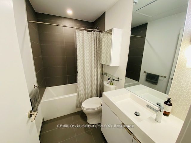 33 Helendale Avenue 701 Property Photo 5