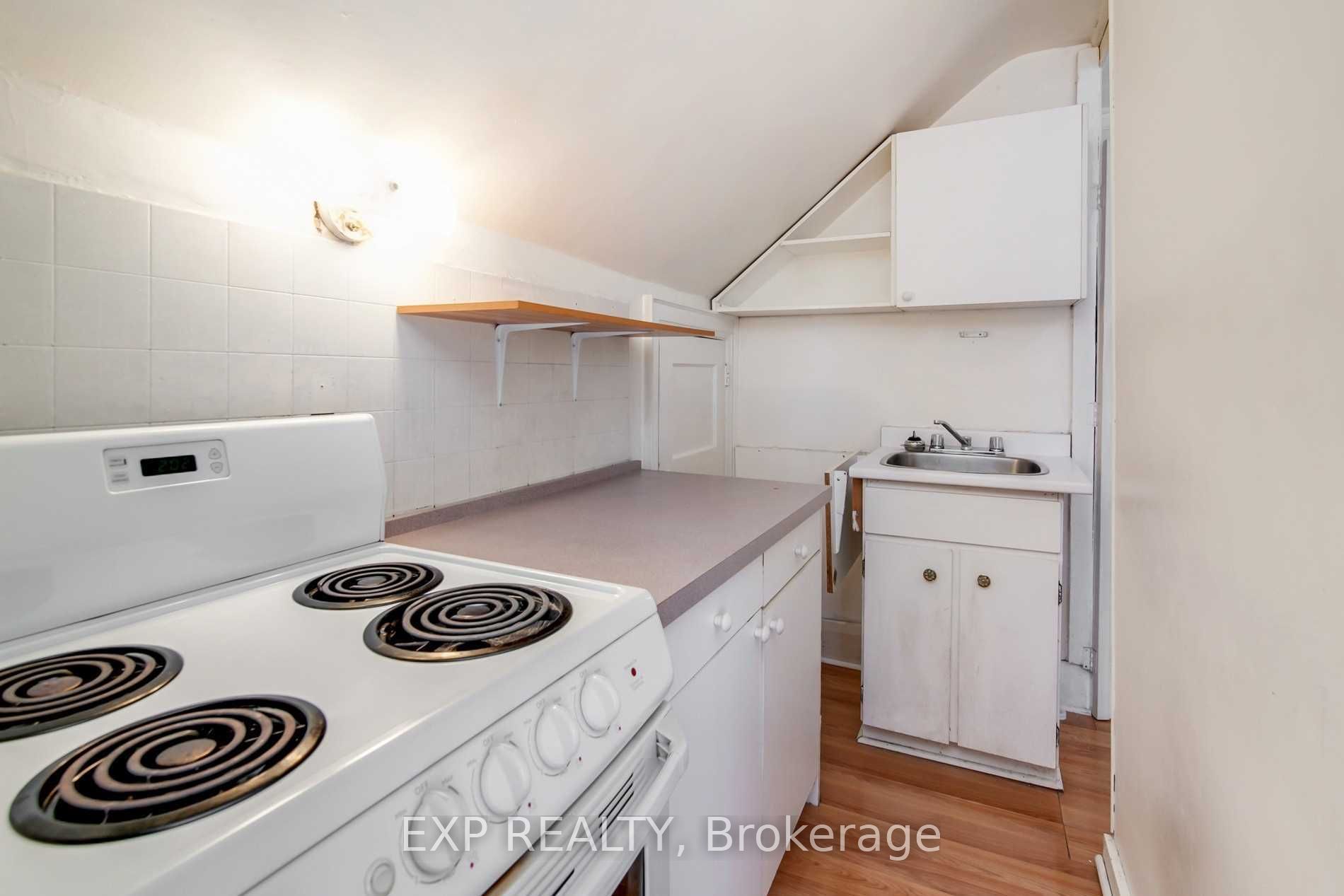 896 Avenue Road Property Photo 10