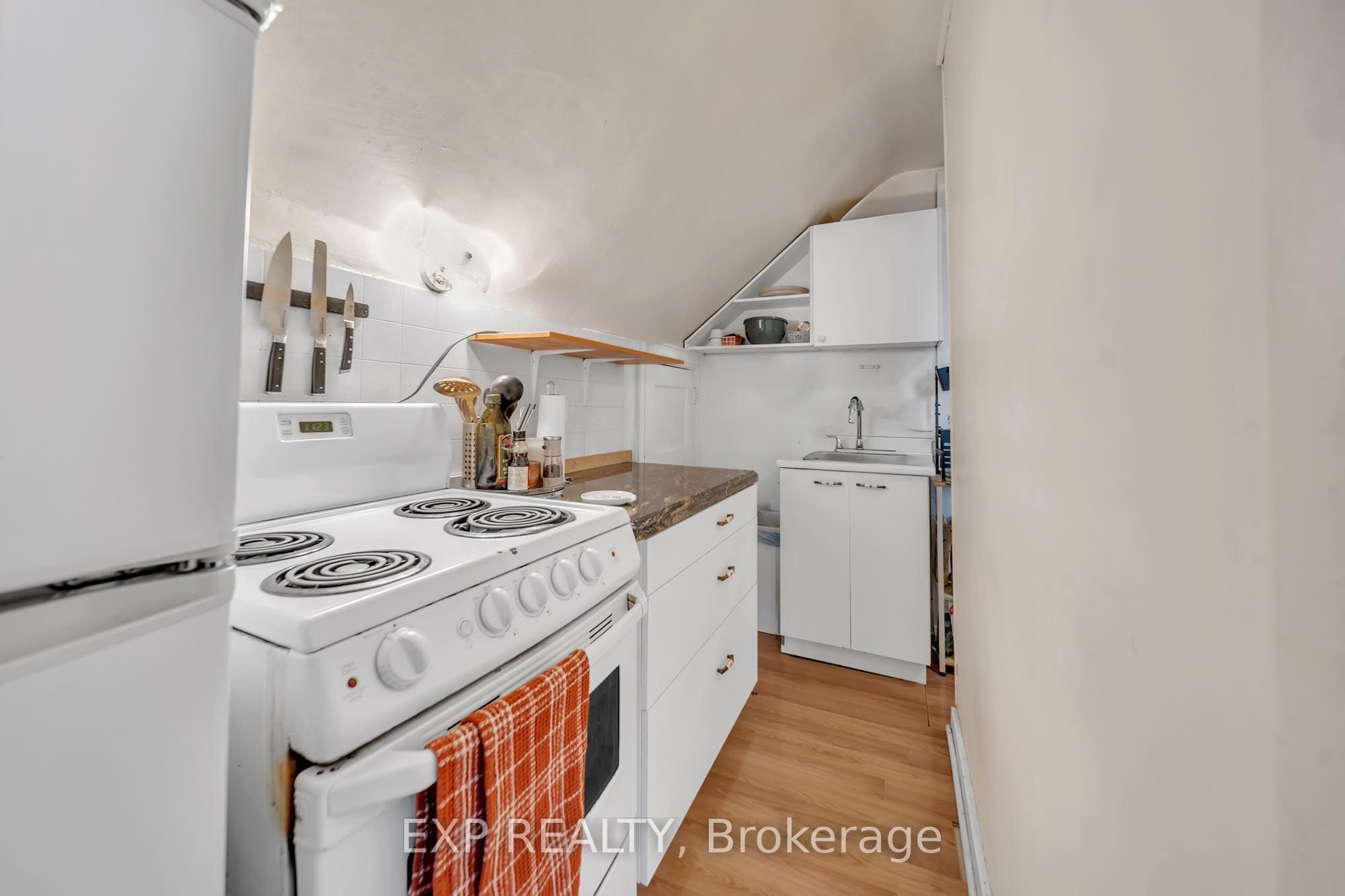 896 Avenue Road Property Photo 11
