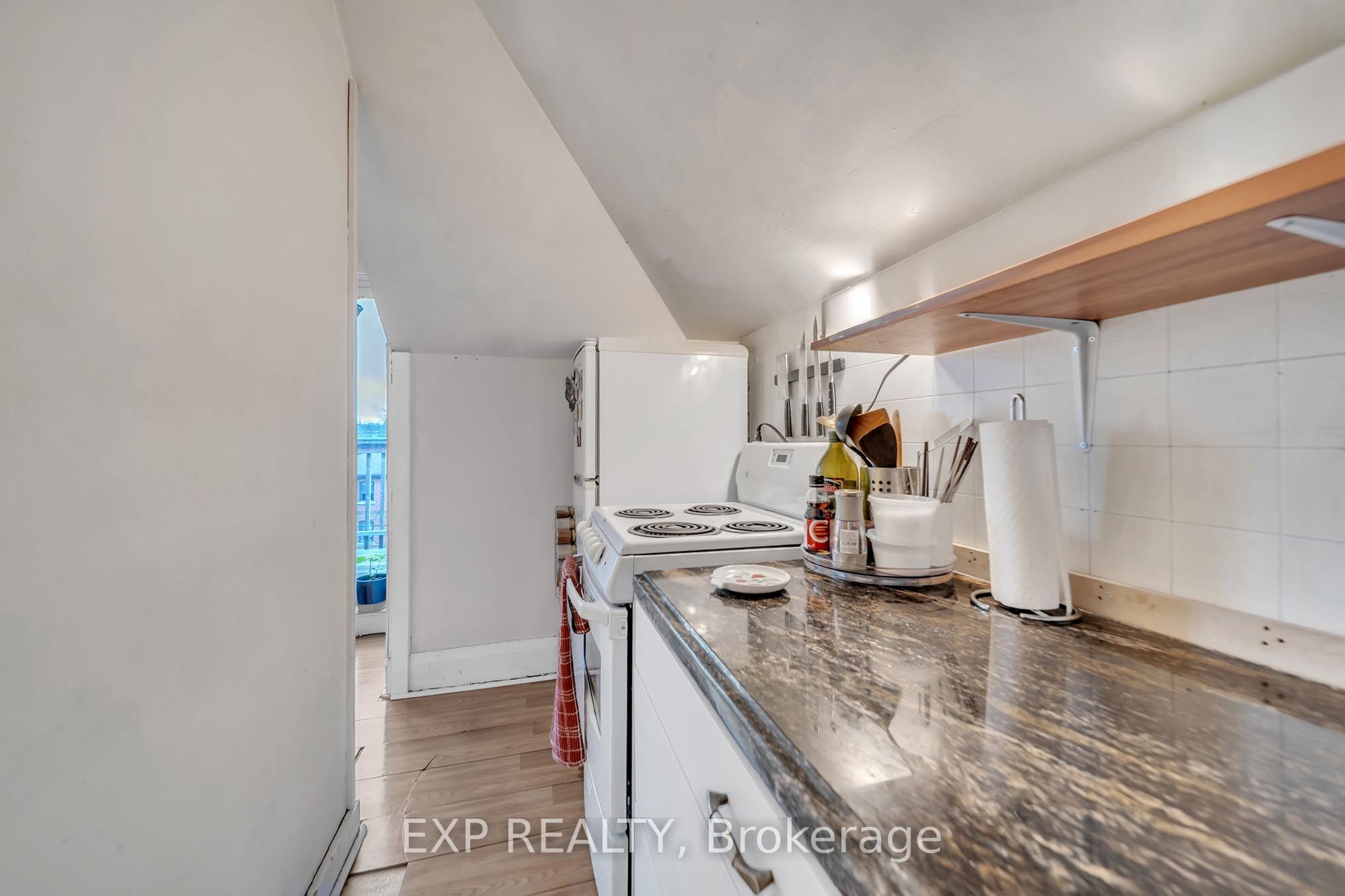 896 Avenue Road Property Photo 13