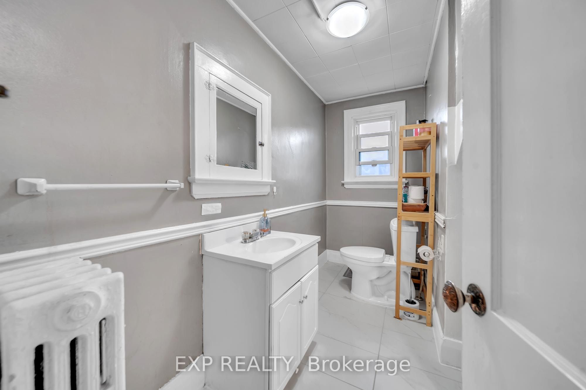 896 Avenue Road Property Photo 14