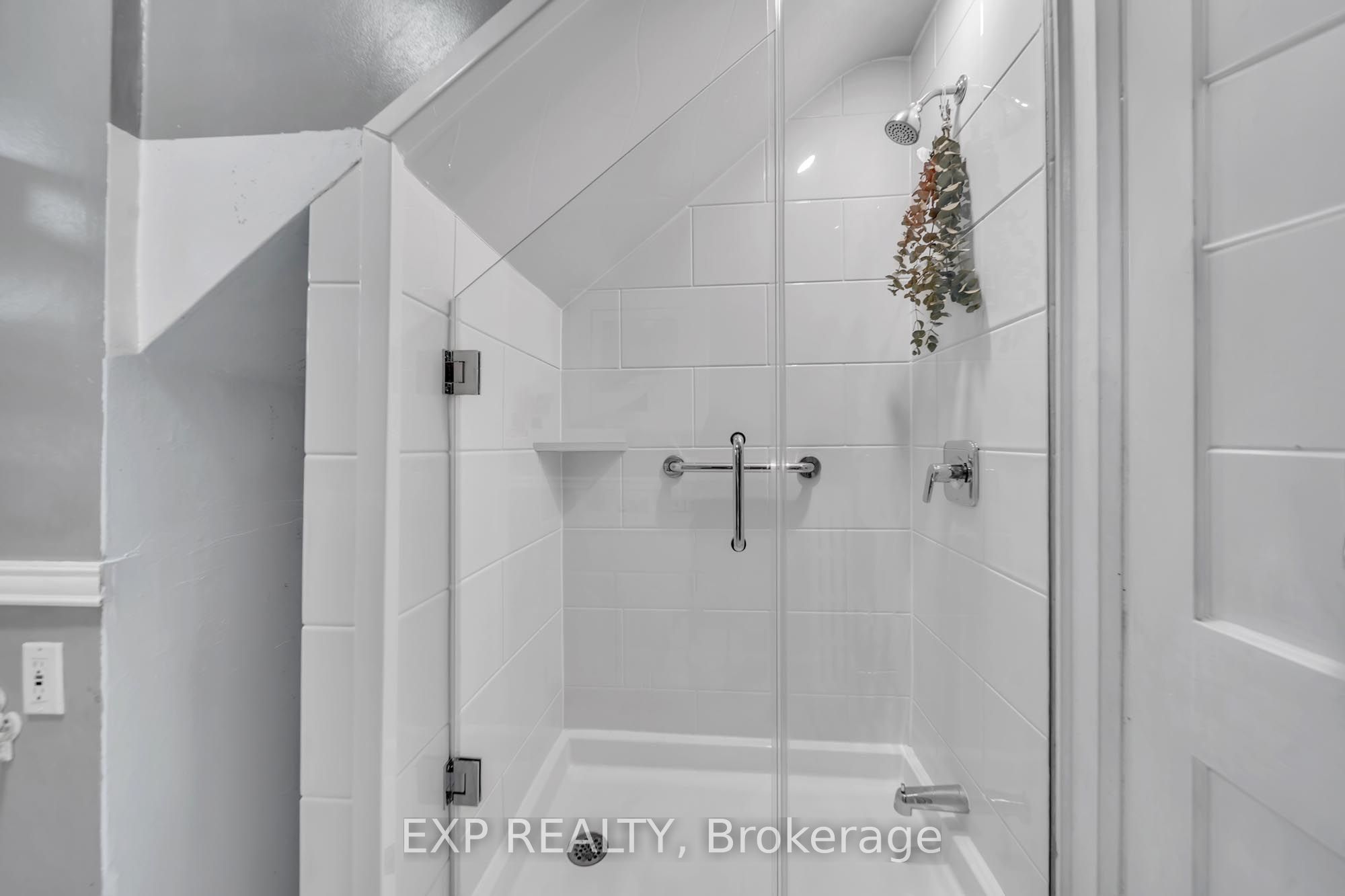 896 Avenue Road Property Photo 16