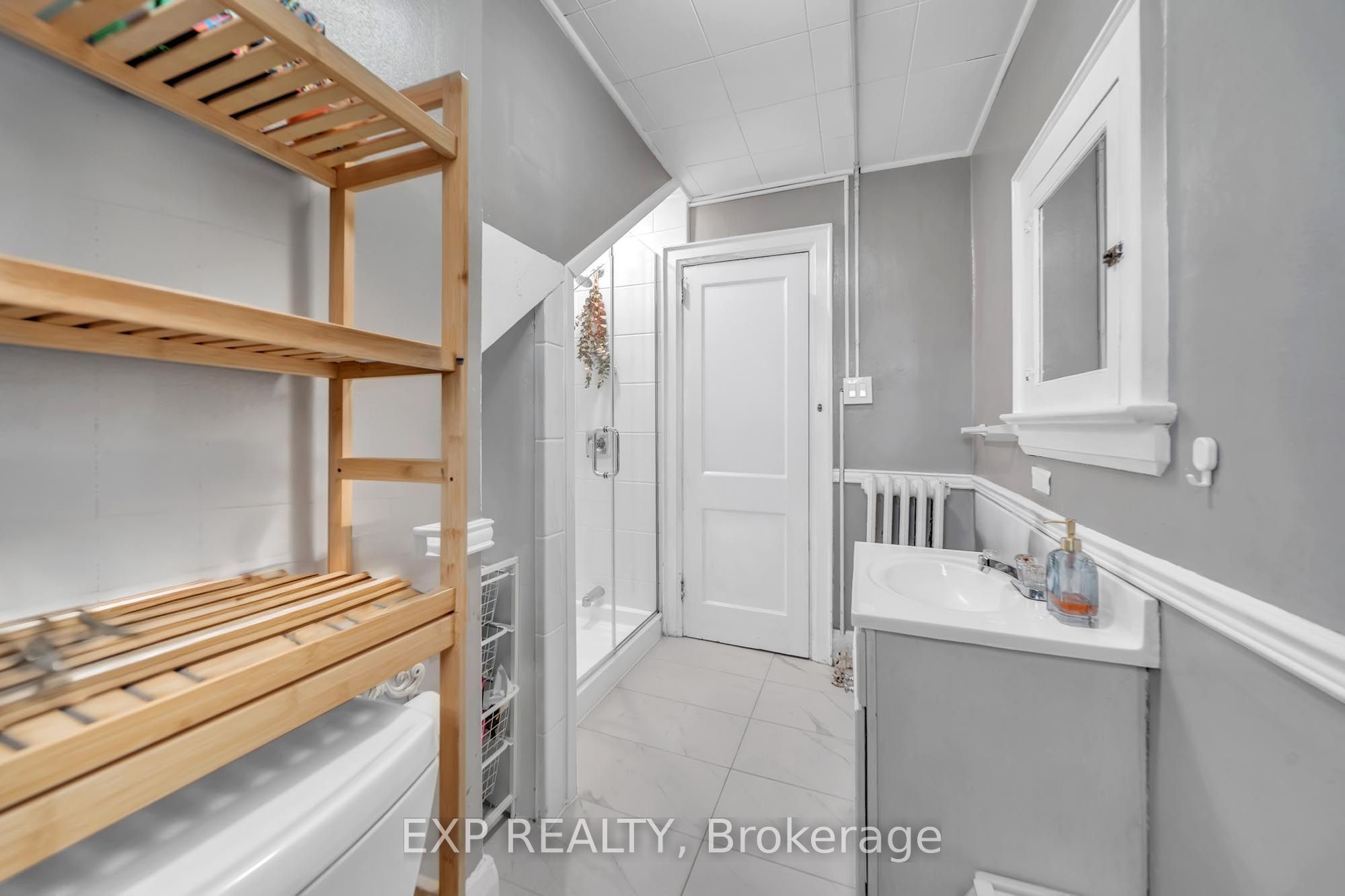 896 Avenue Road Property Photo 17